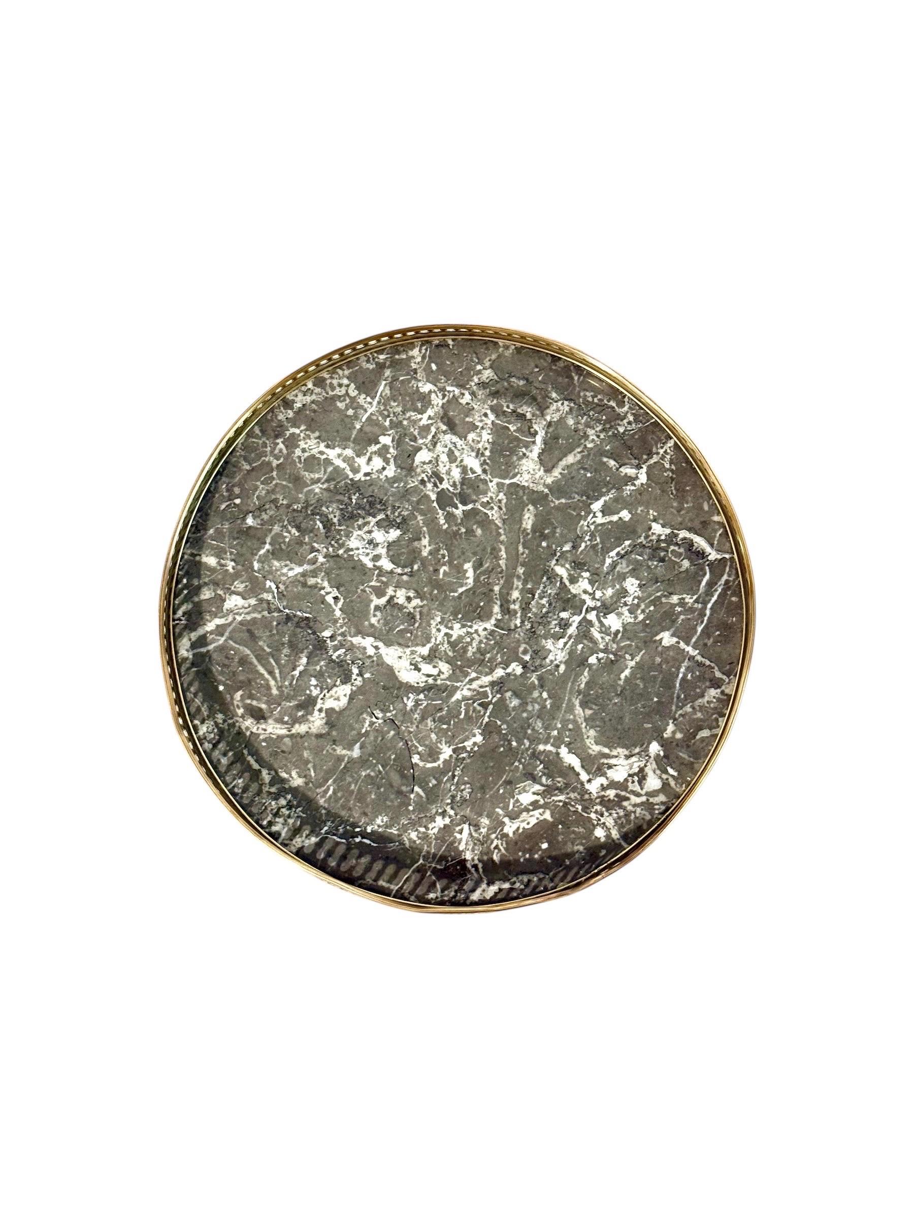 Petit guéridon français avec dessus en marbre et galerie en laiton, 19e siècle en vente 4