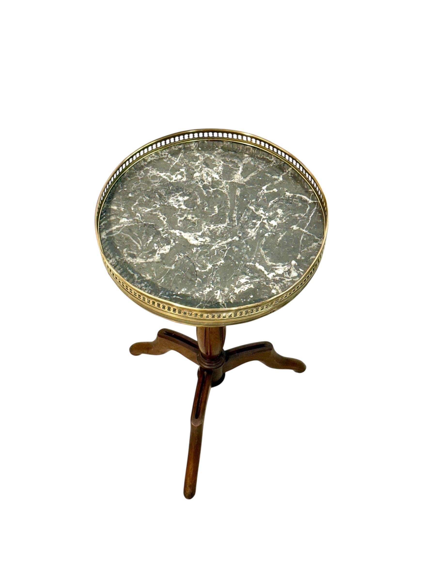Petit guéridon français avec dessus en marbre et galerie en laiton, 19e siècle en vente 5