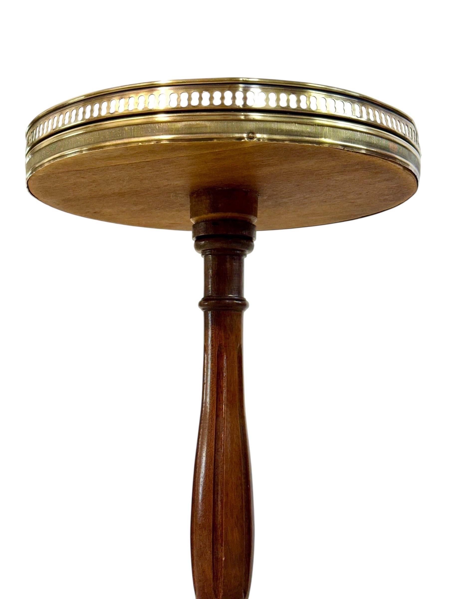 Petit guéridon français avec dessus en marbre et galerie en laiton, 19e siècle en vente 6