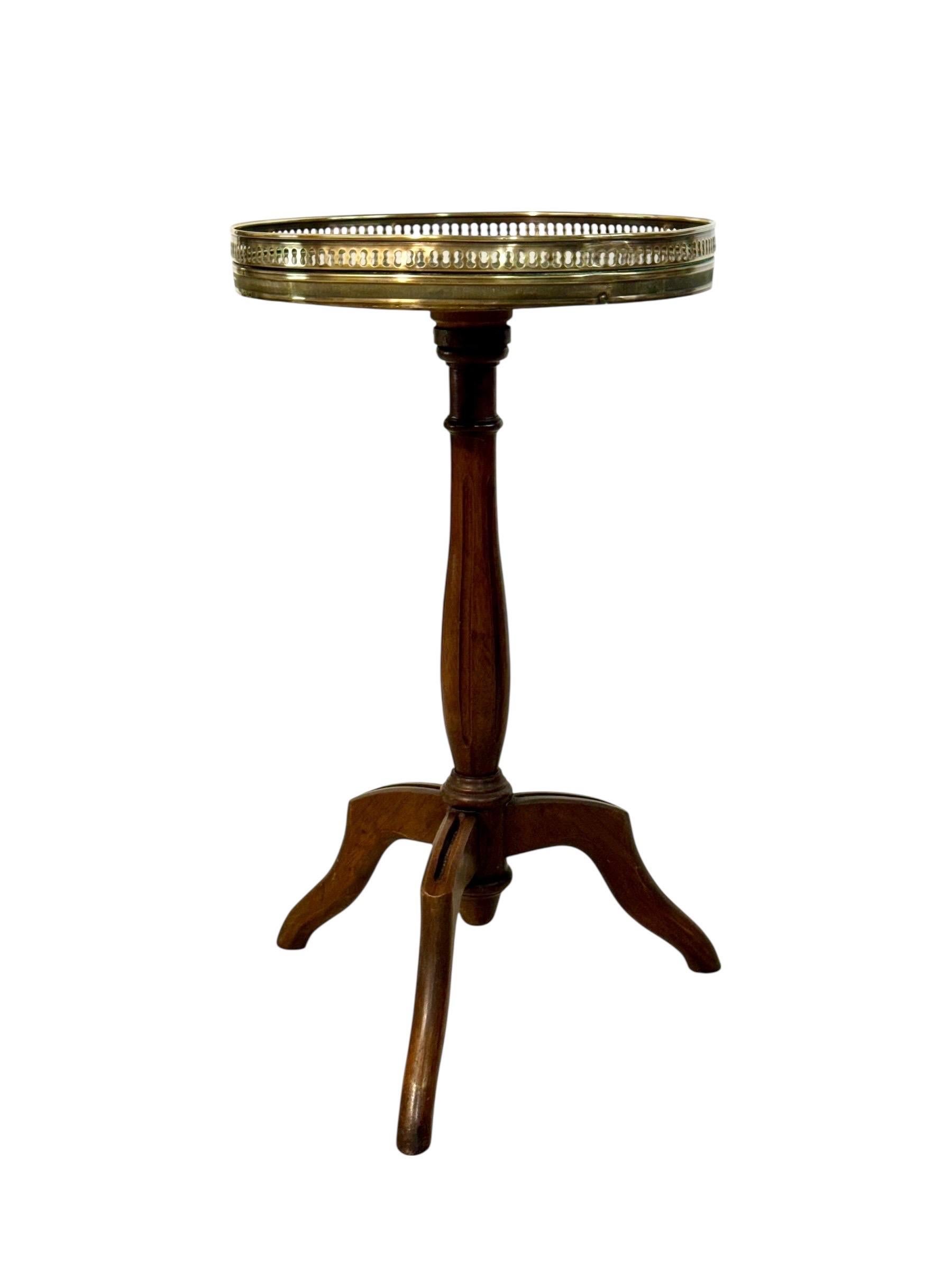 Petit guéridon français avec dessus en marbre et galerie en laiton, 19e siècle en vente 7