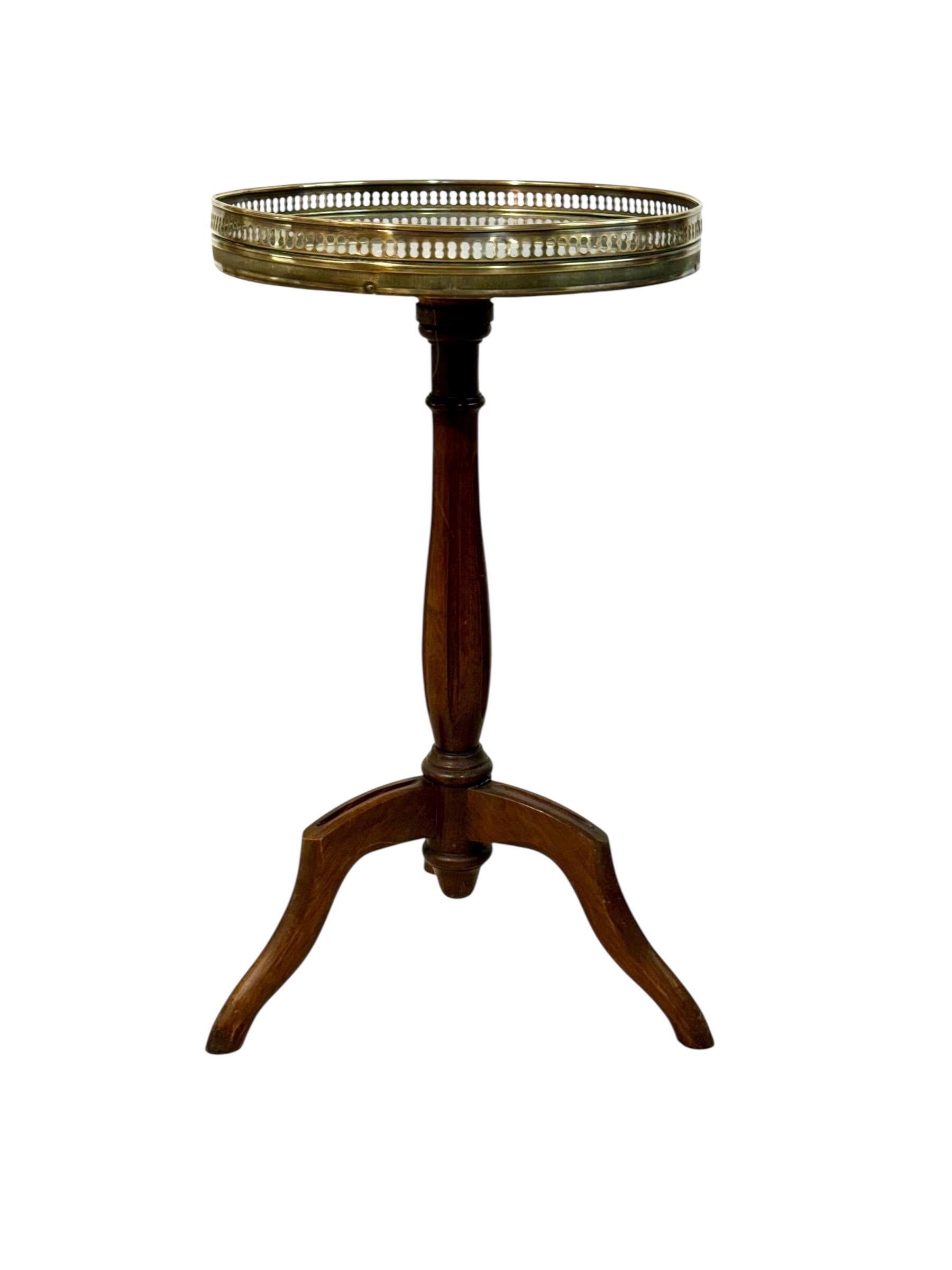 Ce charmant guéridon français, datant du XIXe siècle, incarne à merveille l'élégance et le raffinement des petites tables d'appoint de l'époque. Conçue avec un plateau rond en marbre, la surface présente des veinures saisissantes dans les tons gris