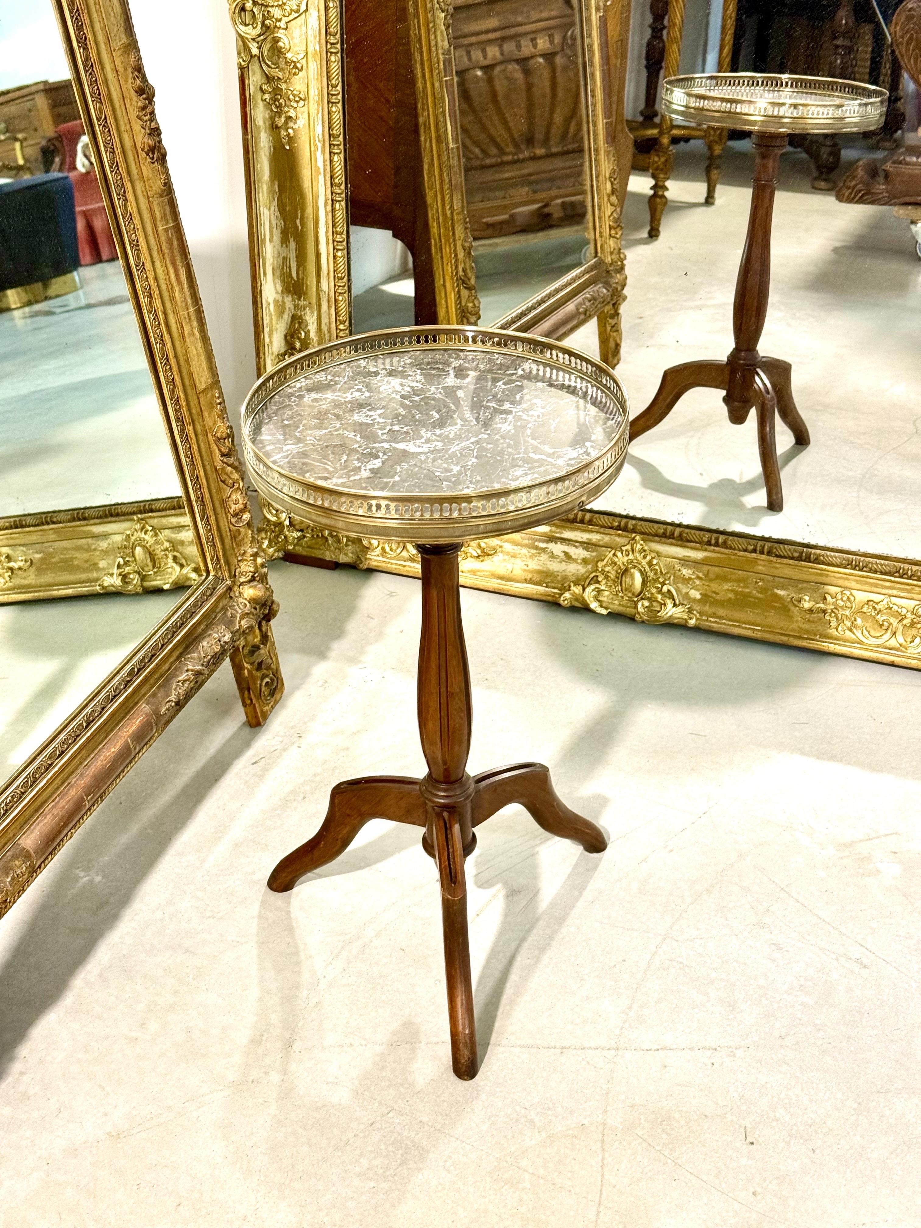 Petit guéridon français avec dessus en marbre et galerie en laiton, 19e siècle Bon état - En vente à LA CIOTAT, FR