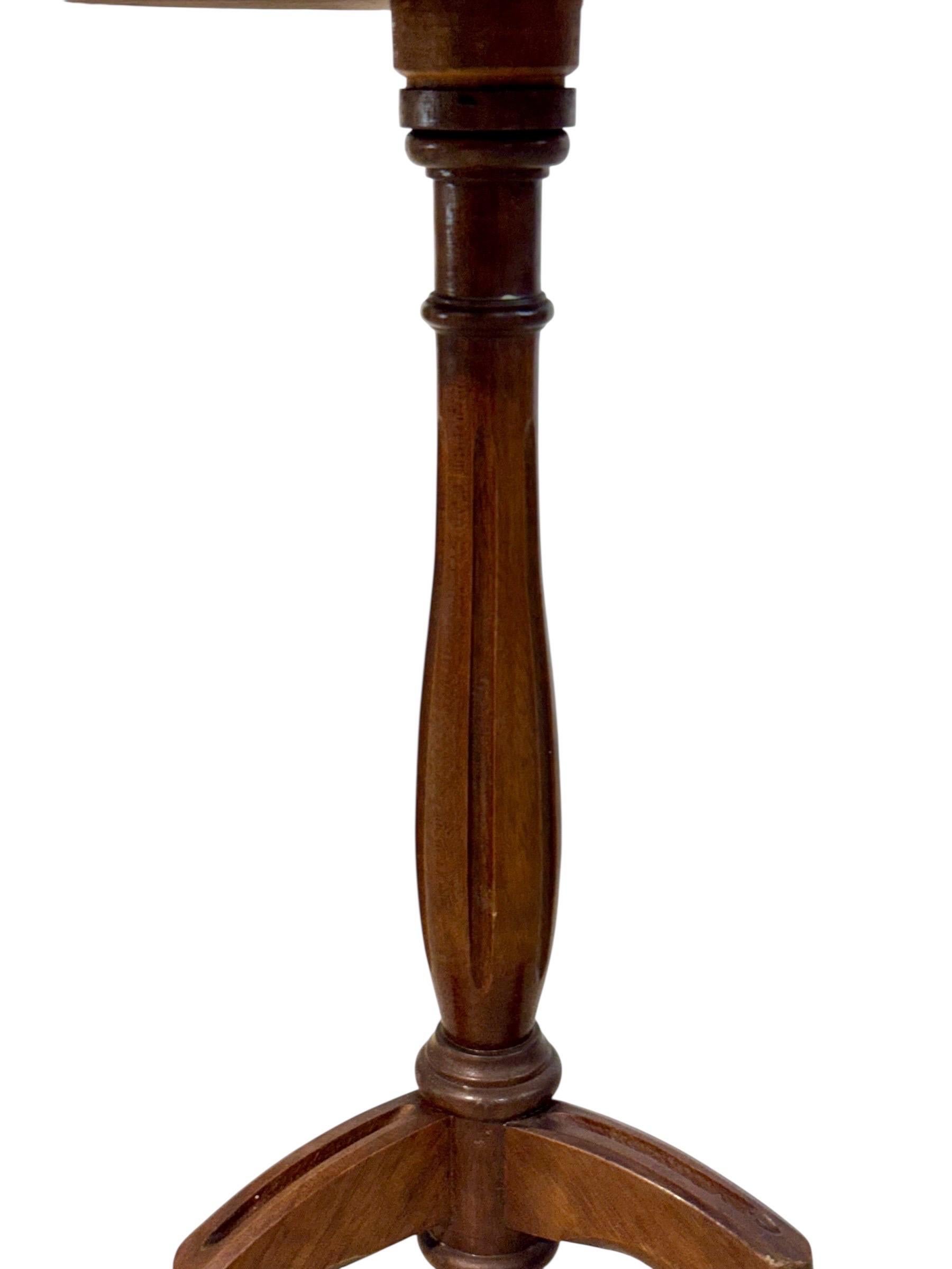 Laiton Petit guéridon français avec dessus en marbre et galerie en laiton, 19e siècle en vente
