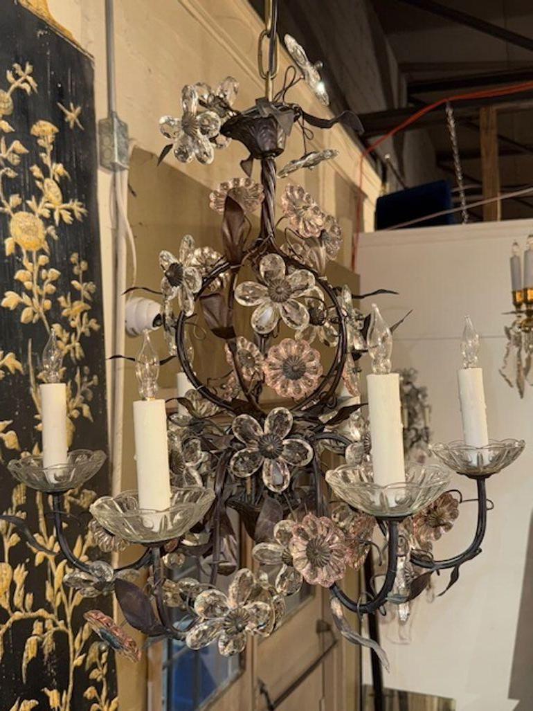 Esta pequeña araña francesa de hierro y cristal adornada con flores rosas desprende elegancia y encanto. El intrincado diseño combina el estilo vintage con un toque de fantasía femenina, lo que lo convierte en un complemento encantador para