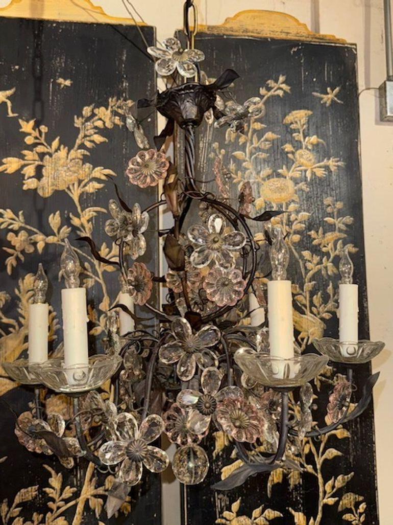Pequeña araña francesa de hierro y cristal con flores rosas Francés en venta