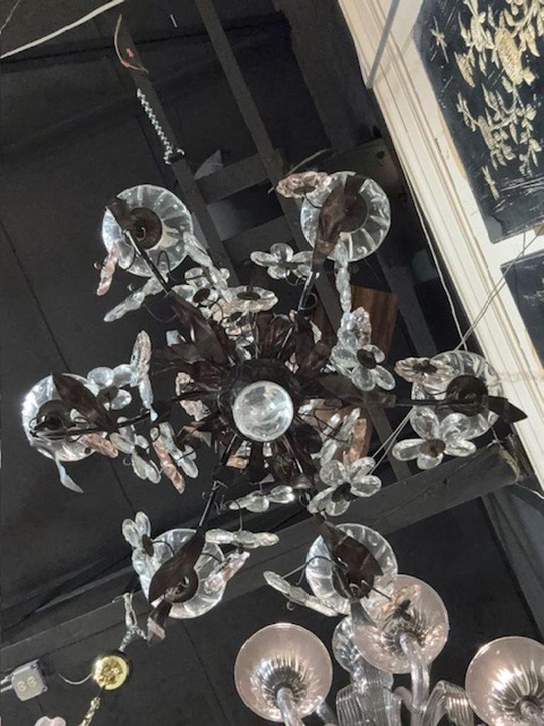 Pequeña araña francesa de hierro y cristal con flores rosas en Bueno estado para la venta en Dallas, TX