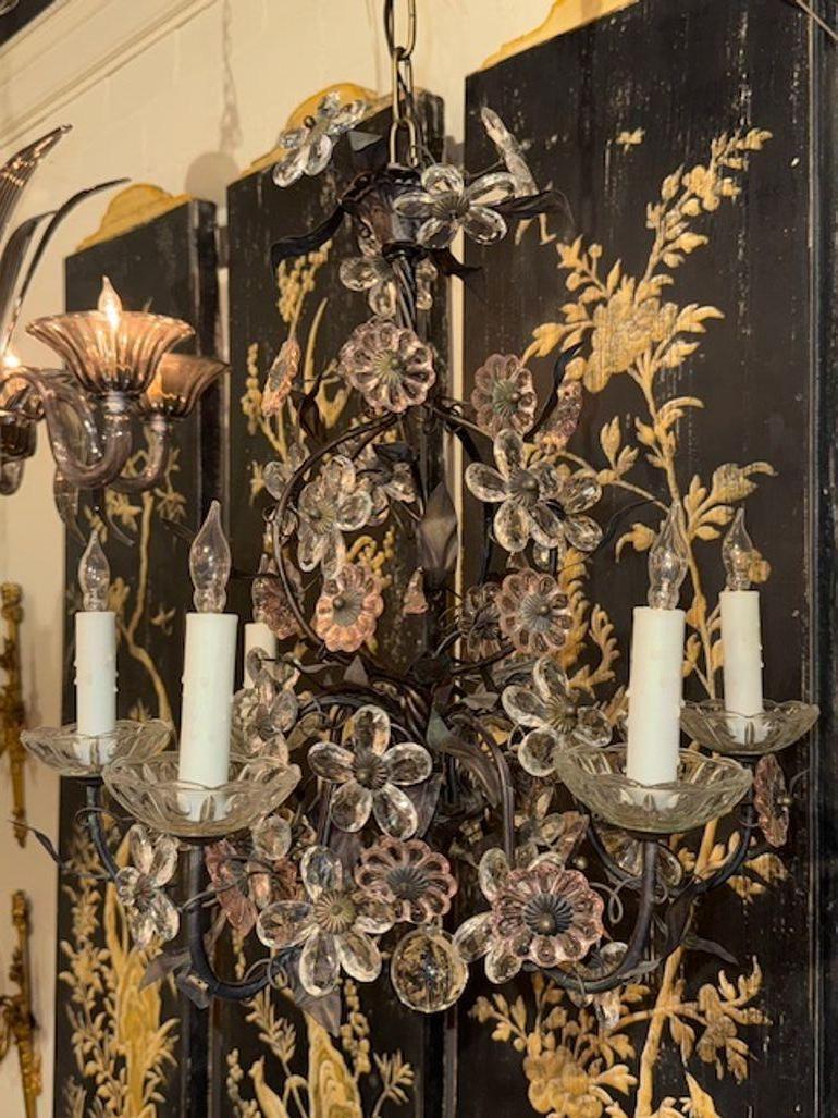 Pequeña araña francesa de hierro y cristal con flores rosas siglo XX en venta