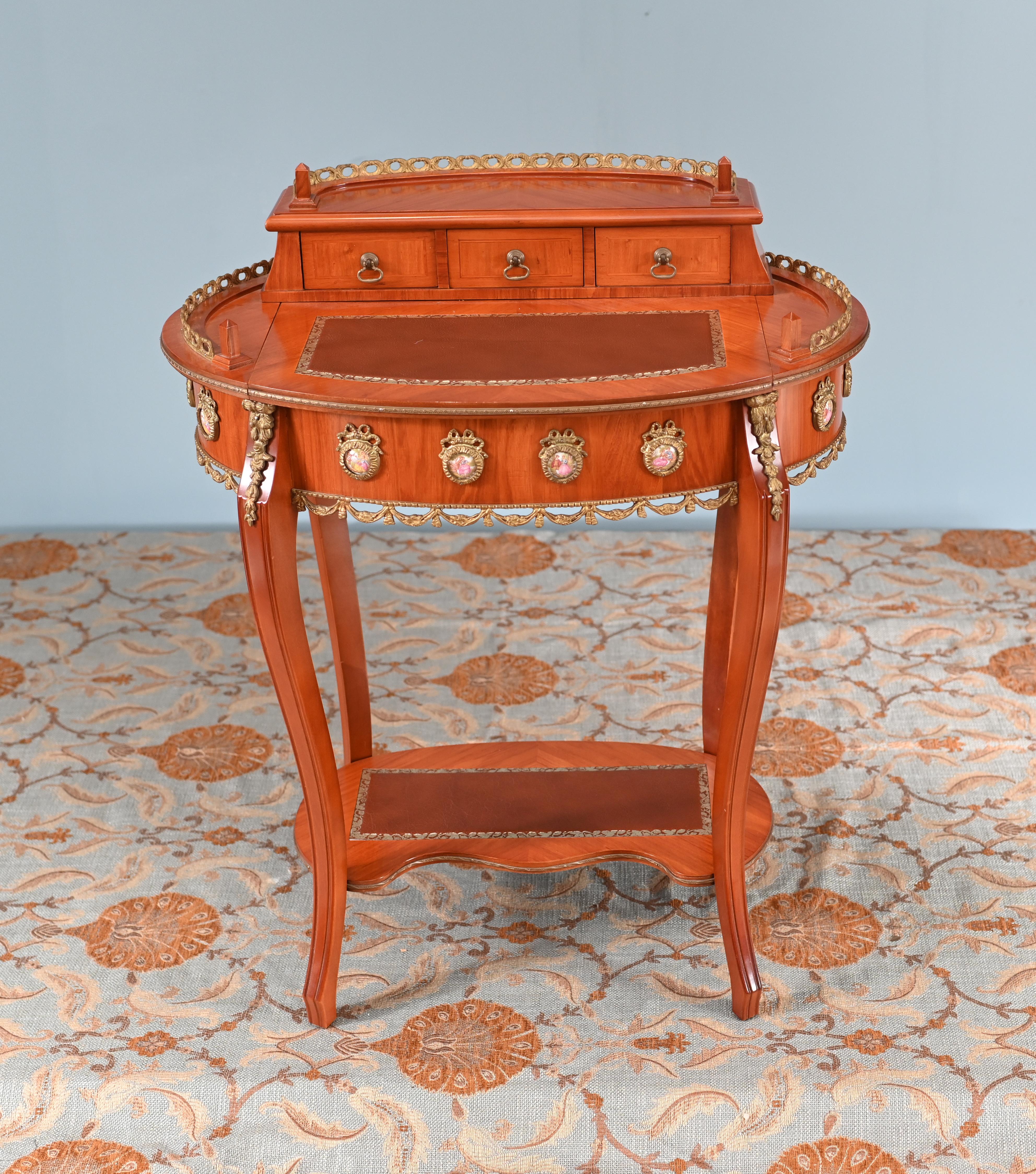 Petite French Ladies Desk Schreibtisch Sèvres Plaques (Französische Provence) im Angebot