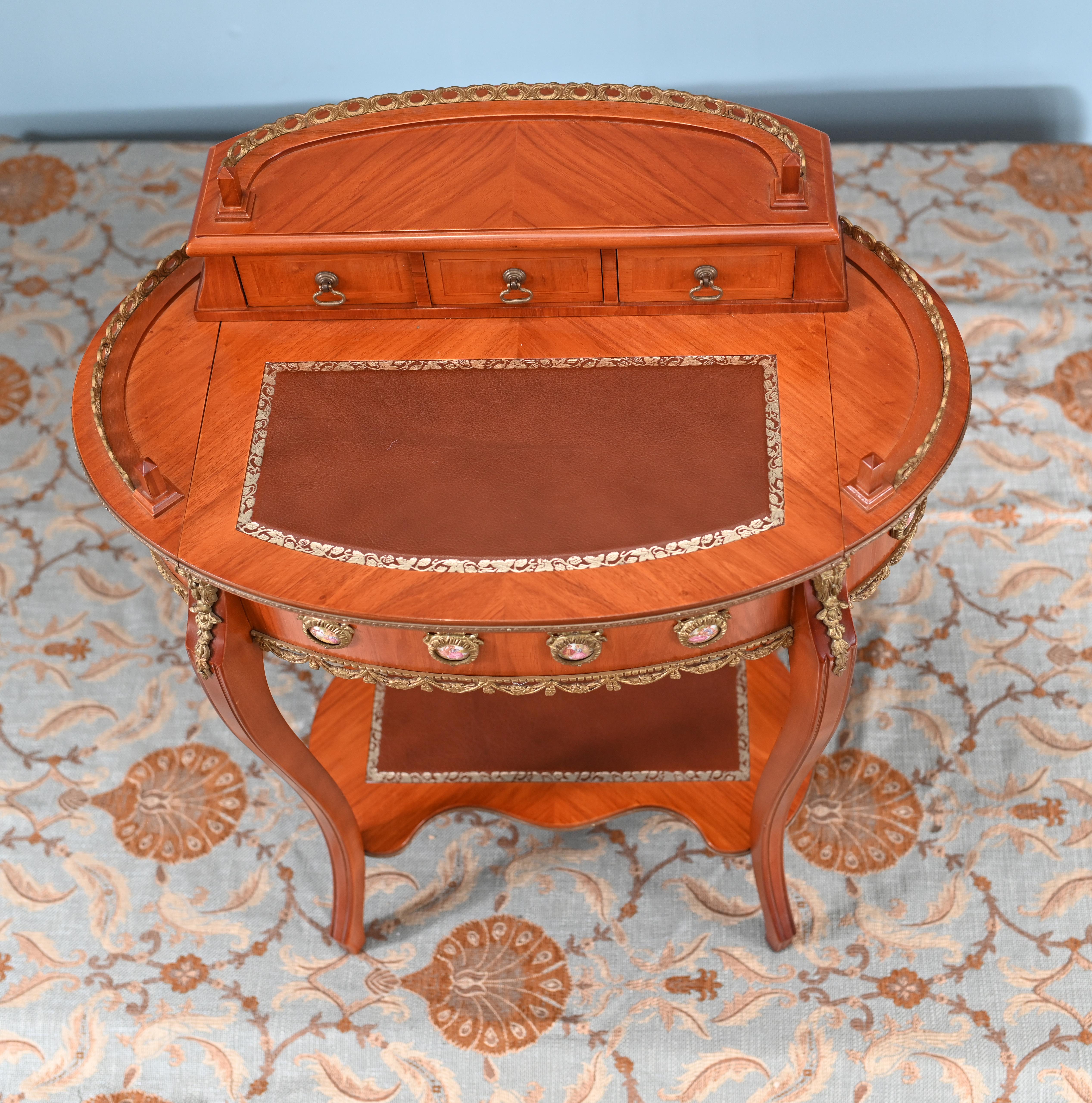 Petite French Ladies Desk Schreibtisch Sèvres Plaques im Zustand „Gut“ im Angebot in Potters Bar, GB