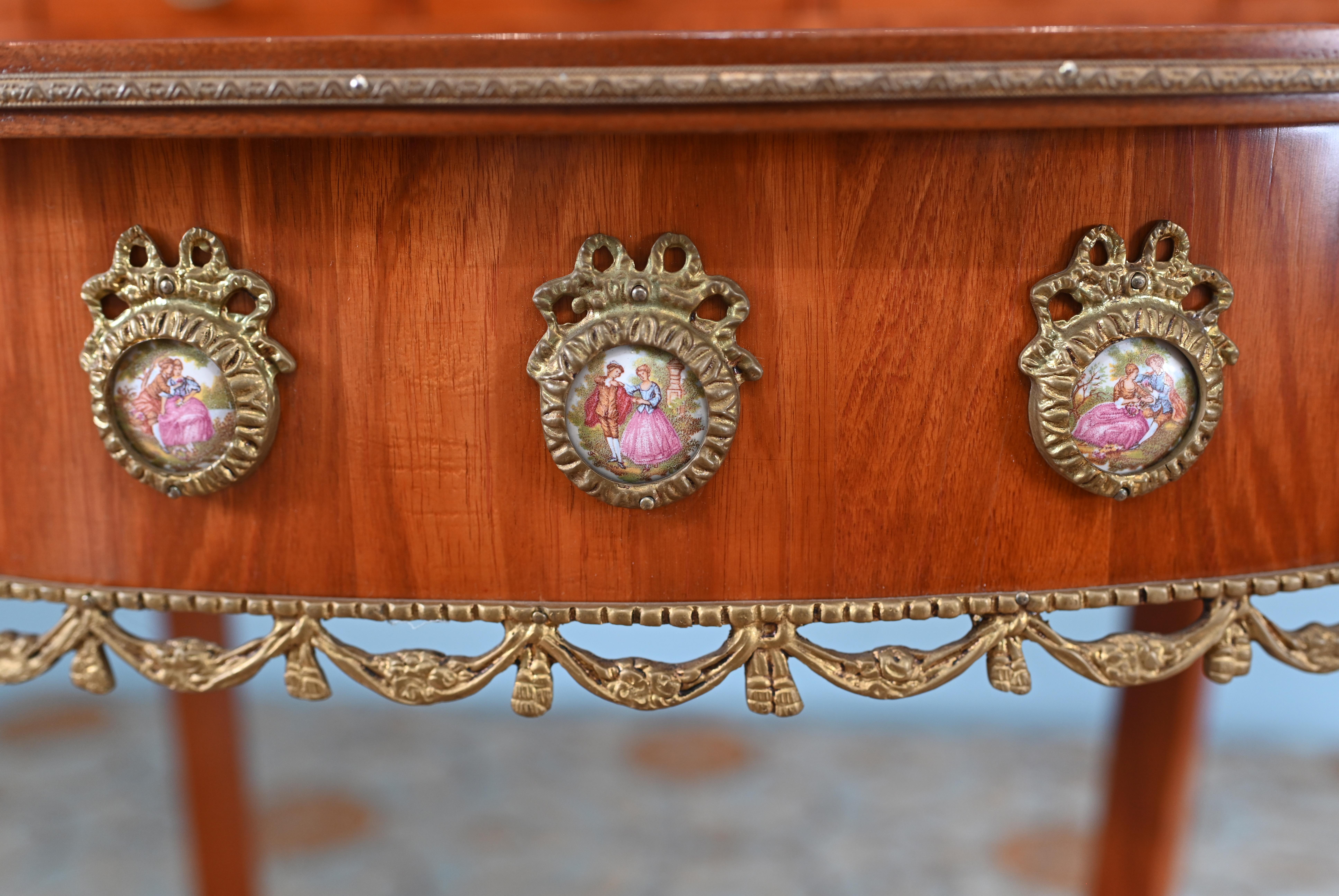 Petite French Ladies Desk Schreibtisch Sèvres Plaques (Porzellan) im Angebot