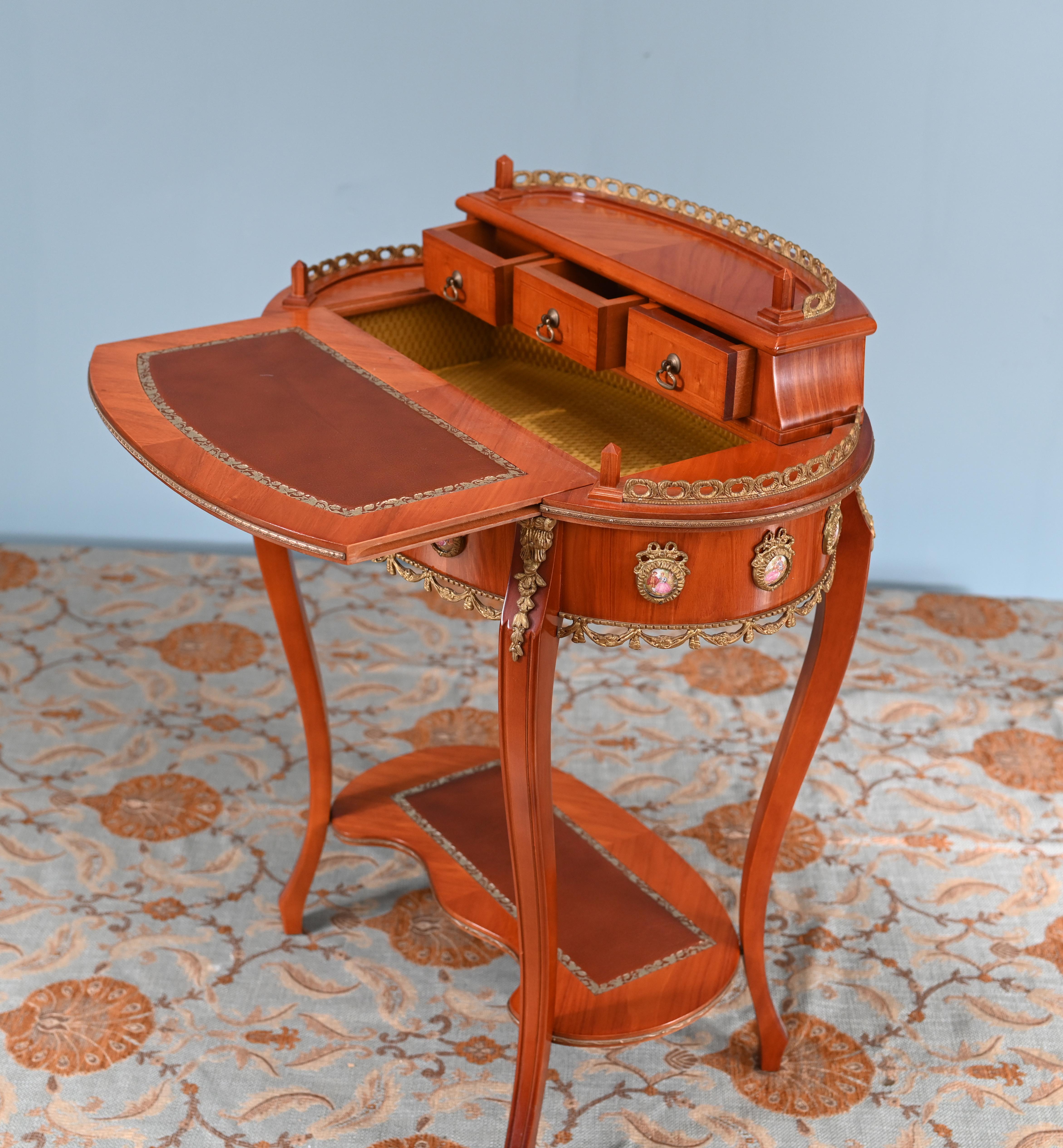 Petite French Ladies Desk Schreibtisch Sèvres Plaques im Angebot 1