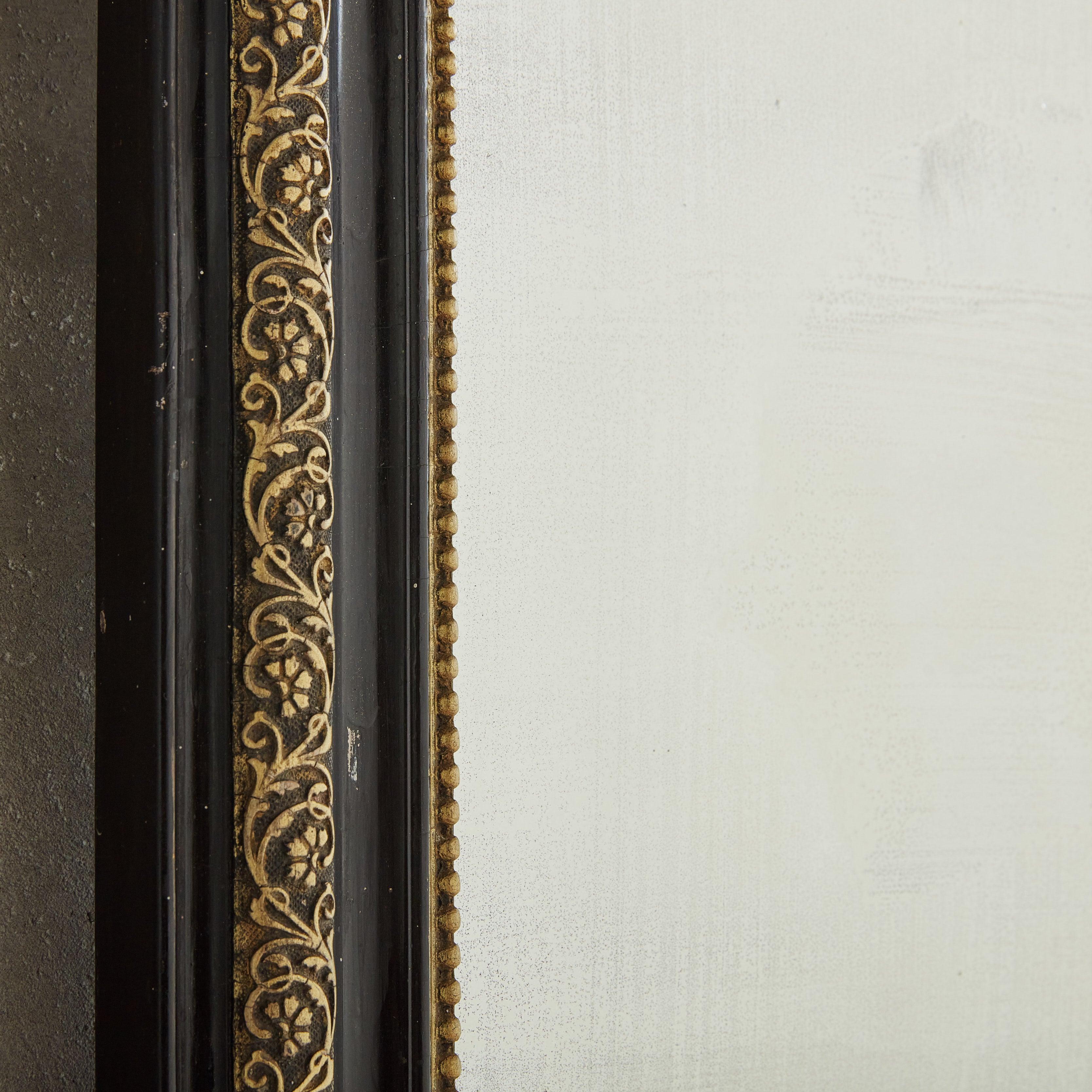 Espejo de pared Petite francés Louis Philippe de madera negra con detalles dorados siglo XX