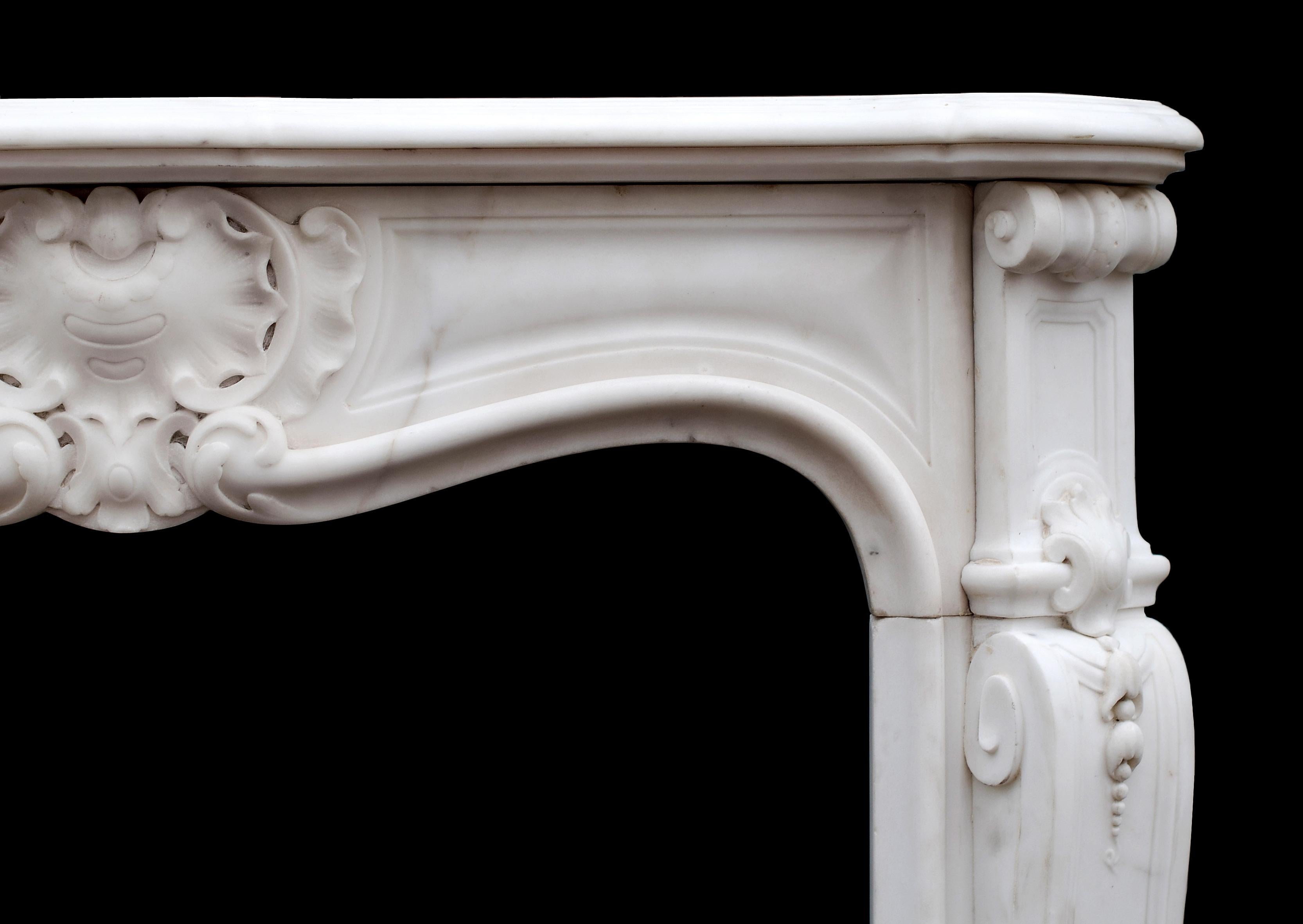 Petite French Louis XV Statuary Marble Fireplace In Good Condition For Sale In London, GB