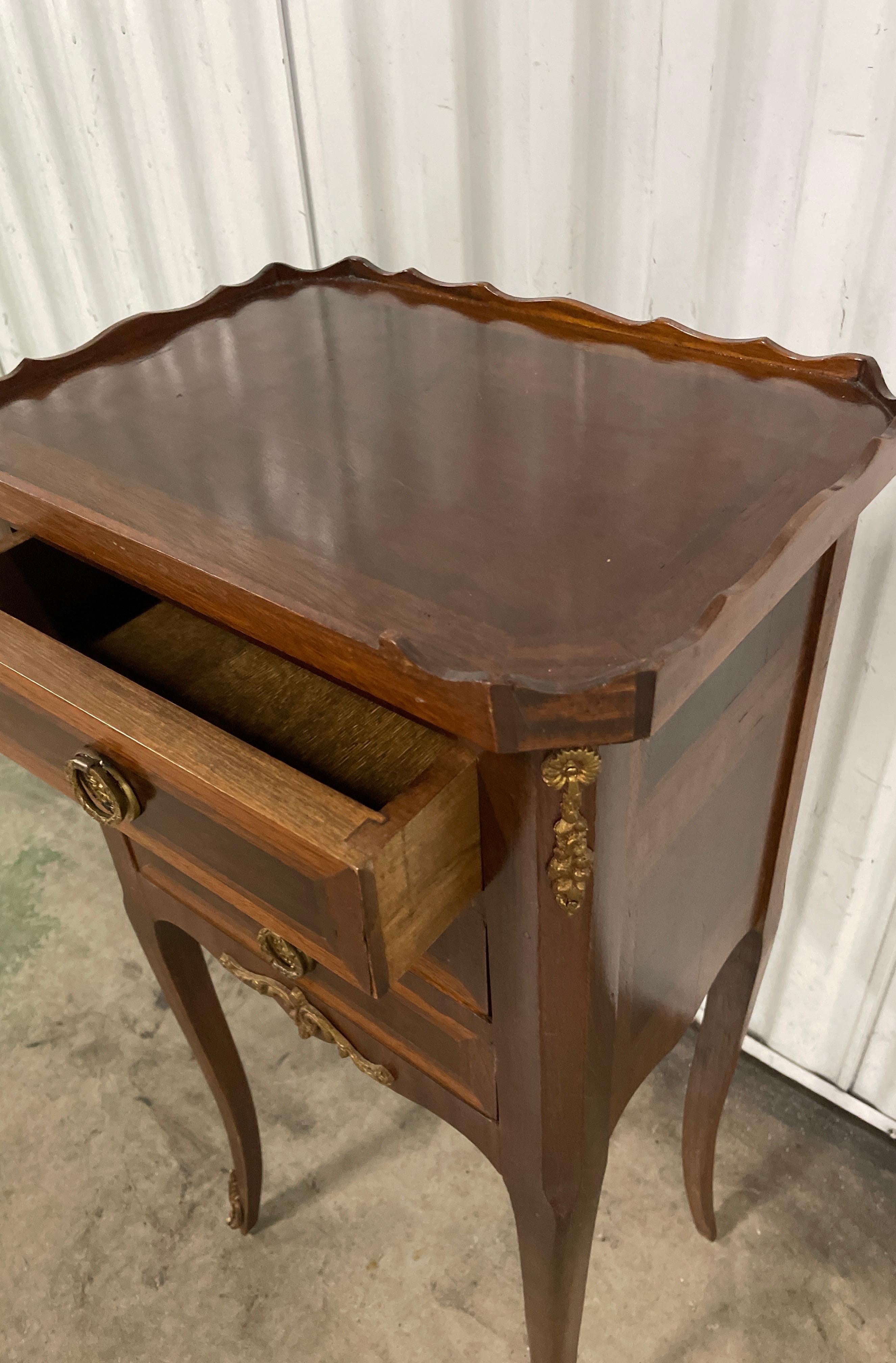 Petite French Louis XV Style Three Drawer Chest / Side Table In Good Condition For Sale In West Palm Beach, FL