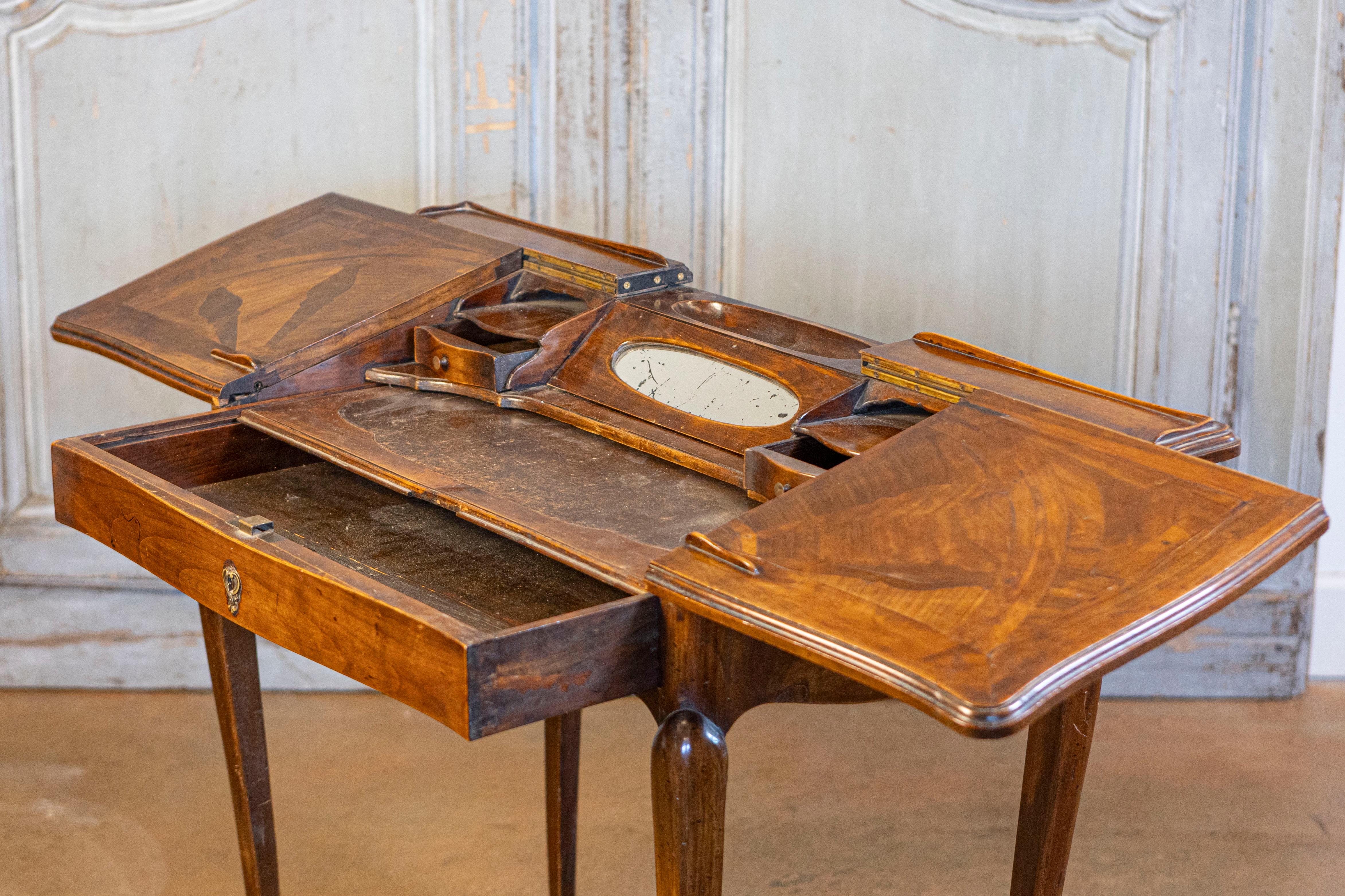 Intarsio Petite French Louis XV Style Walnut Slant-Front Desk, Stampato, circa 1810 in vendita