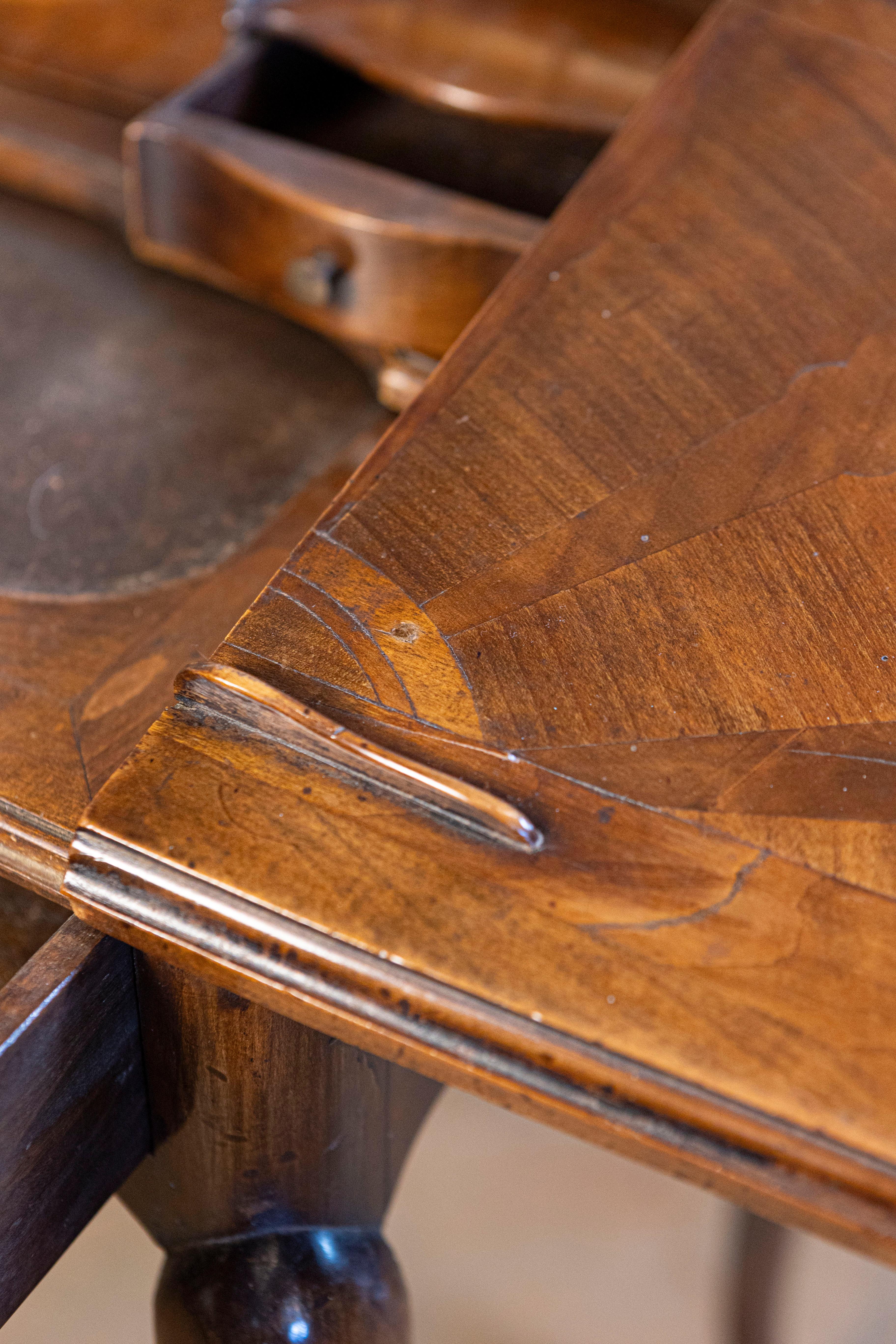 XIX secolo Petite French Louis XV Style Walnut Slant-Front Desk, Stampato, circa 1810 in vendita