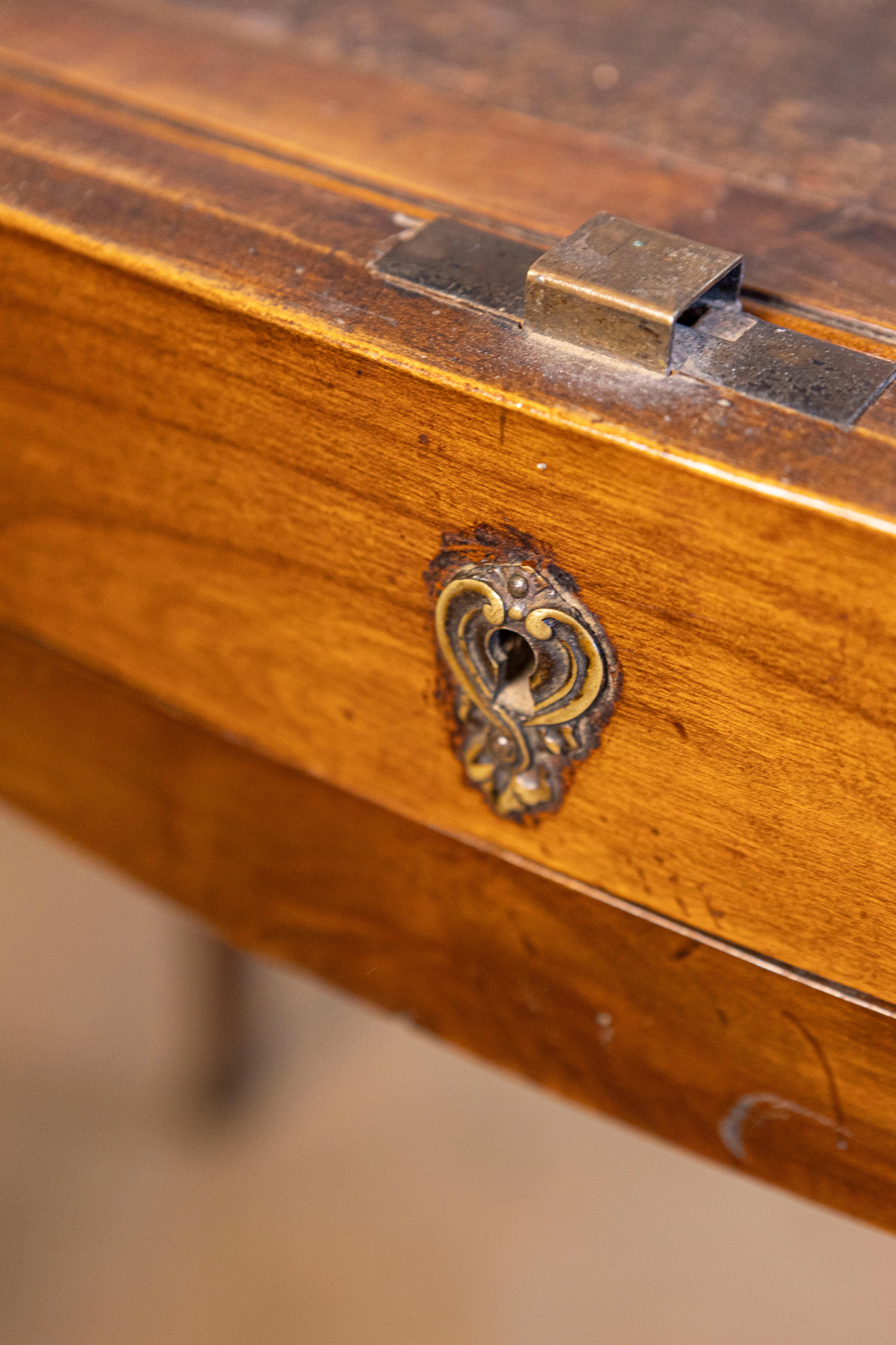 Noce Petite French Louis XV Style Walnut Slant-Front Desk, Stampato, circa 1810 in vendita
