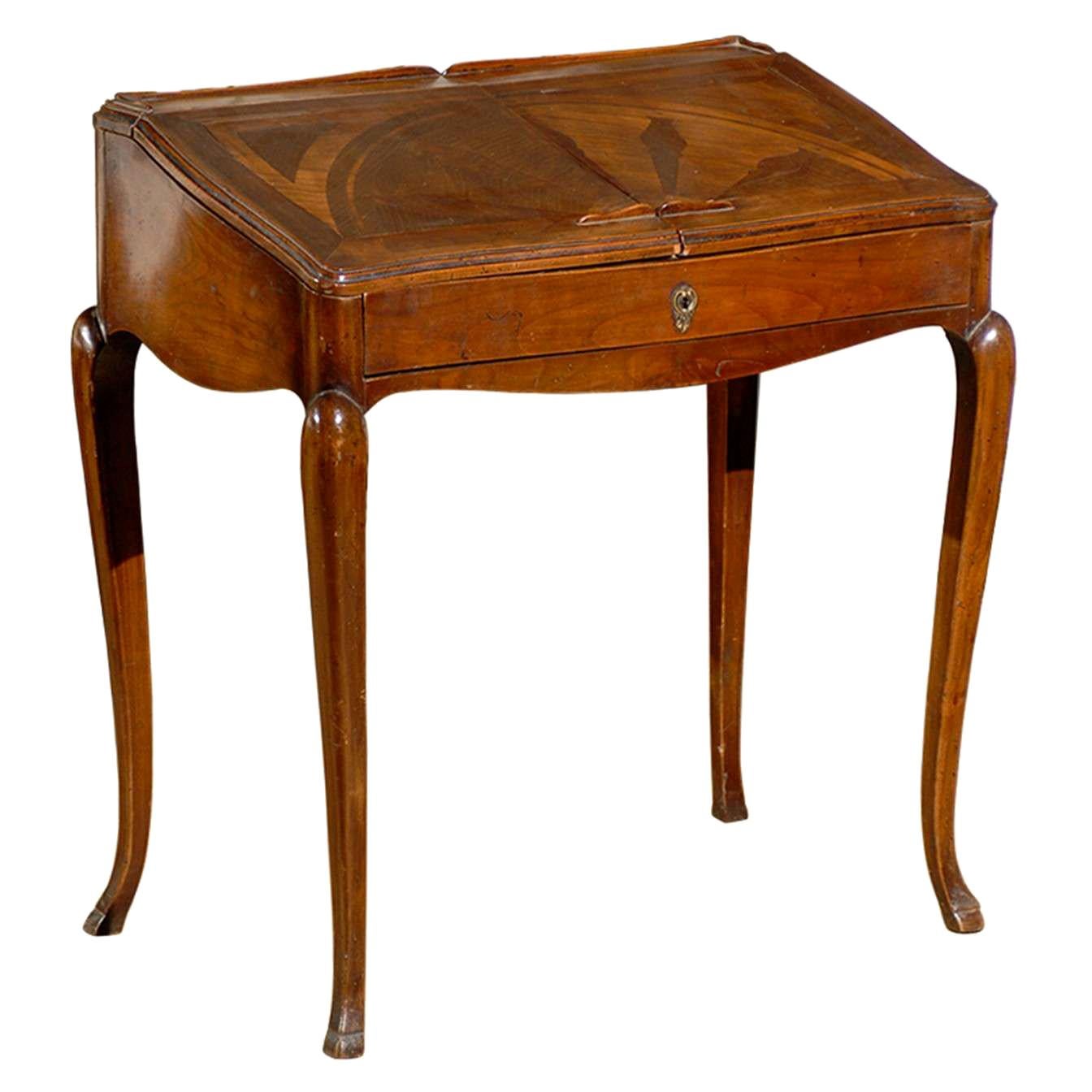 Schreibtisch im französischen Louis-XV-Stil aus Nussbaumholz mit schräger Vorderseite, gestempelt, um 1810 im Angebot
