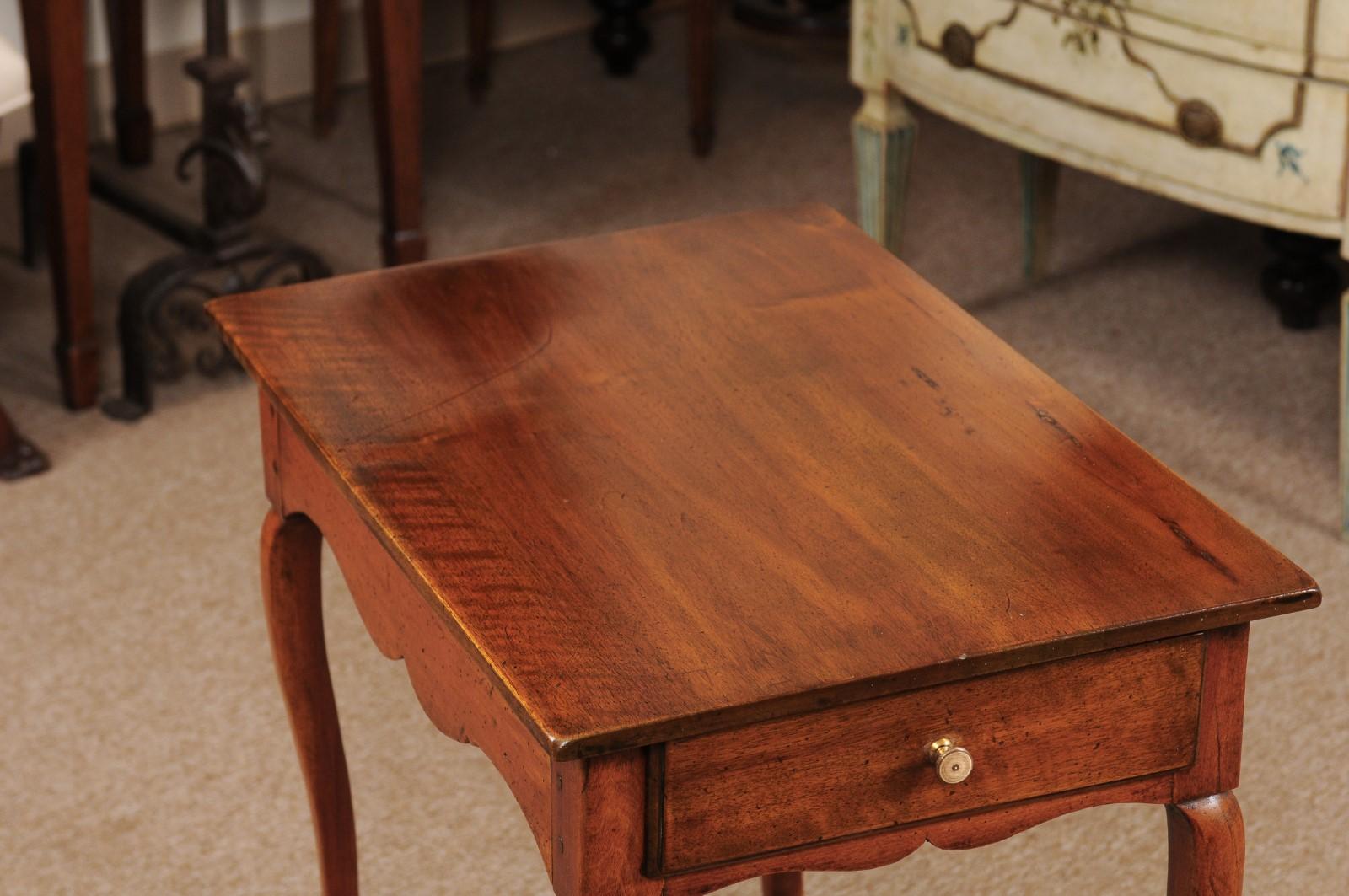 Petite French Louis XV Walnut Side Table, Mid-18th Century  In Good Condition In Atlanta, GA