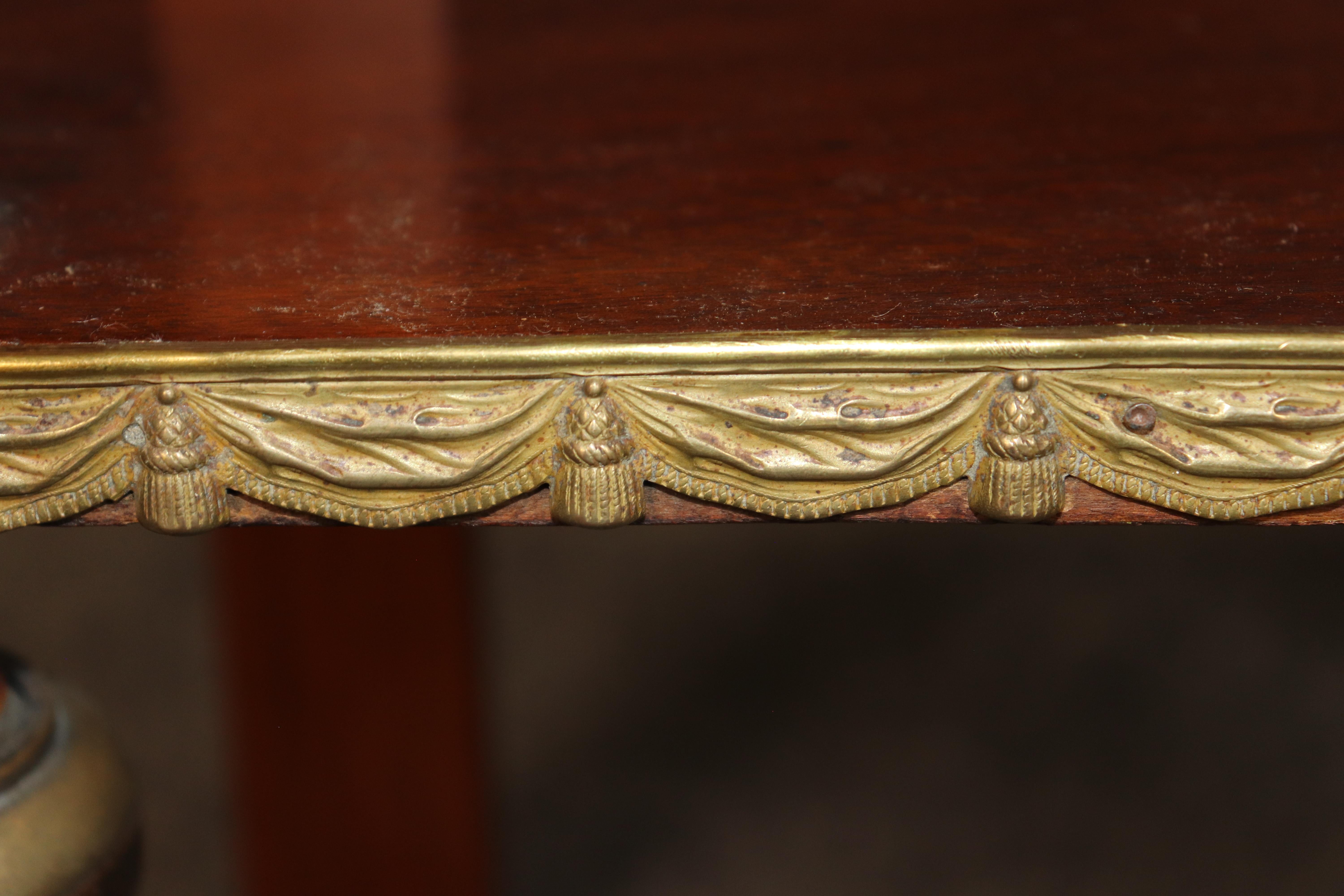 Petit meuble-lavabo à trois niveaux en laiton de style Louis XVI en vente 4
