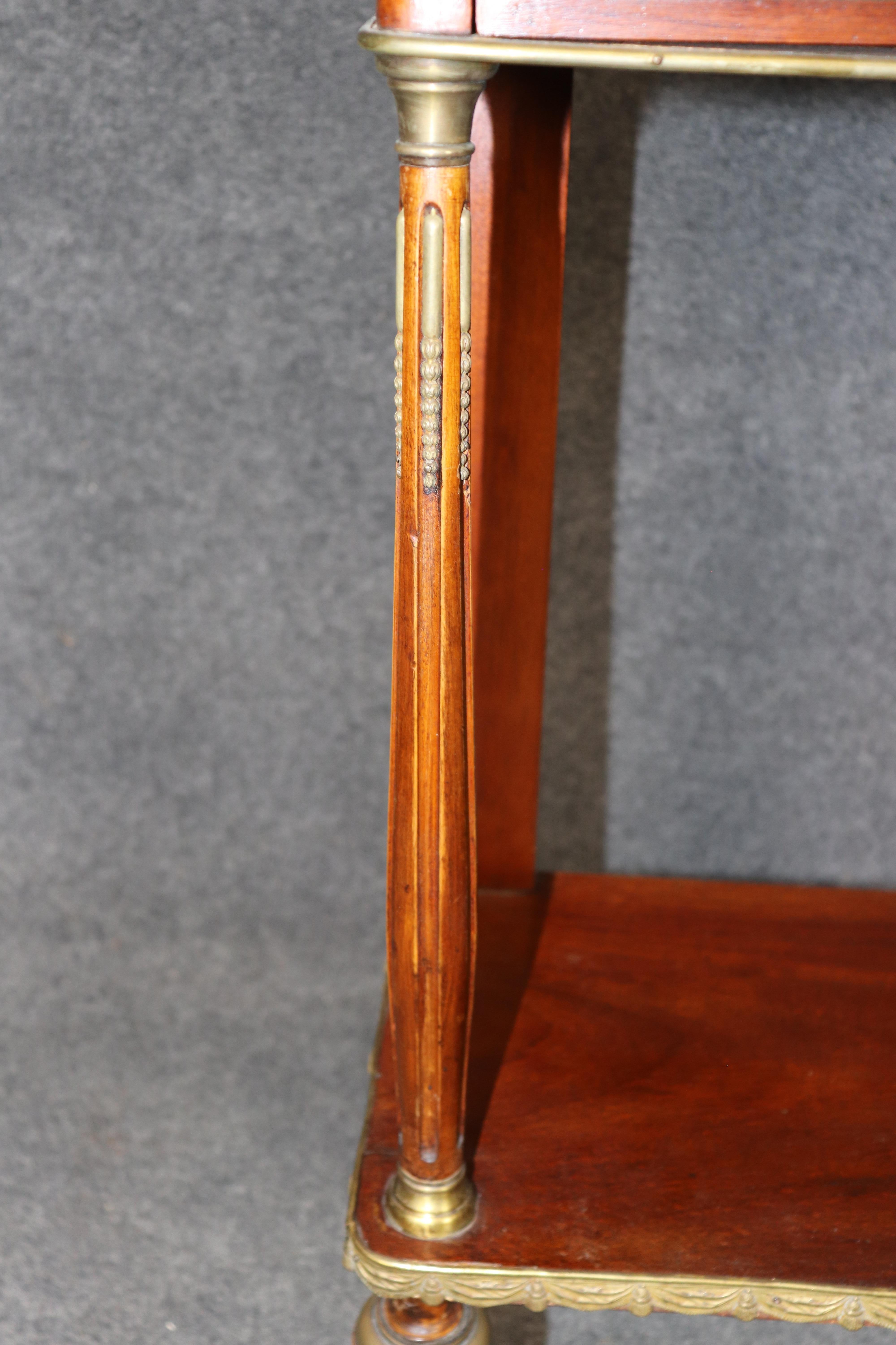 Petit meuble-lavabo à trois niveaux en laiton de style Louis XVI en vente 5