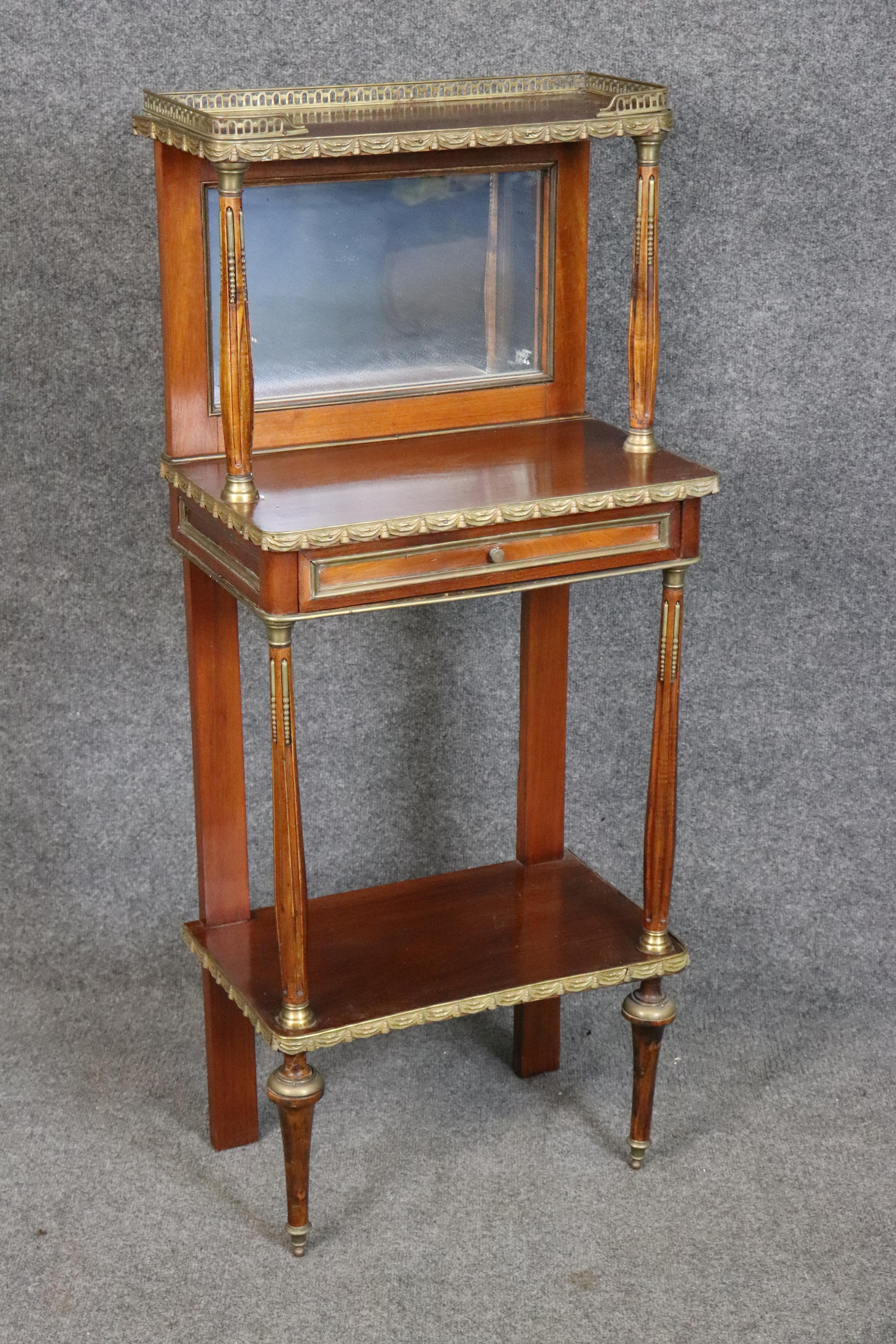 Dimensions - H : 45 1/4 in W : 19 1/4 in D : 12 1/4 in 

Exprimez le charme parisien et l'élégance raffinée avec ce meuble-lavabo à trois niveaux de style Louis XVI, une belle pièce d'accent fonctionnelle conçue avec une inspiration classique et des