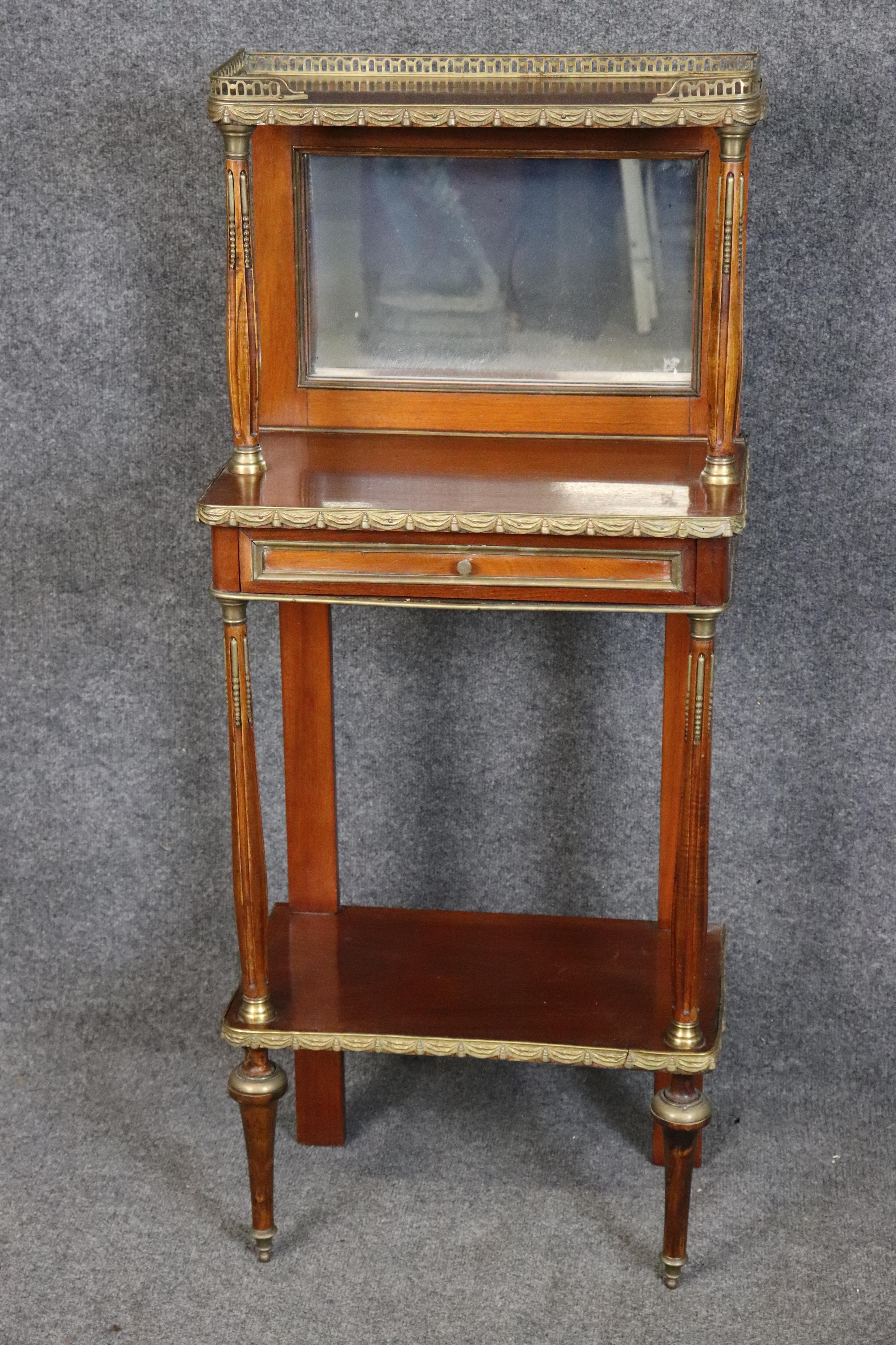 Français Petit meuble-lavabo à trois niveaux en laiton de style Louis XVI en vente