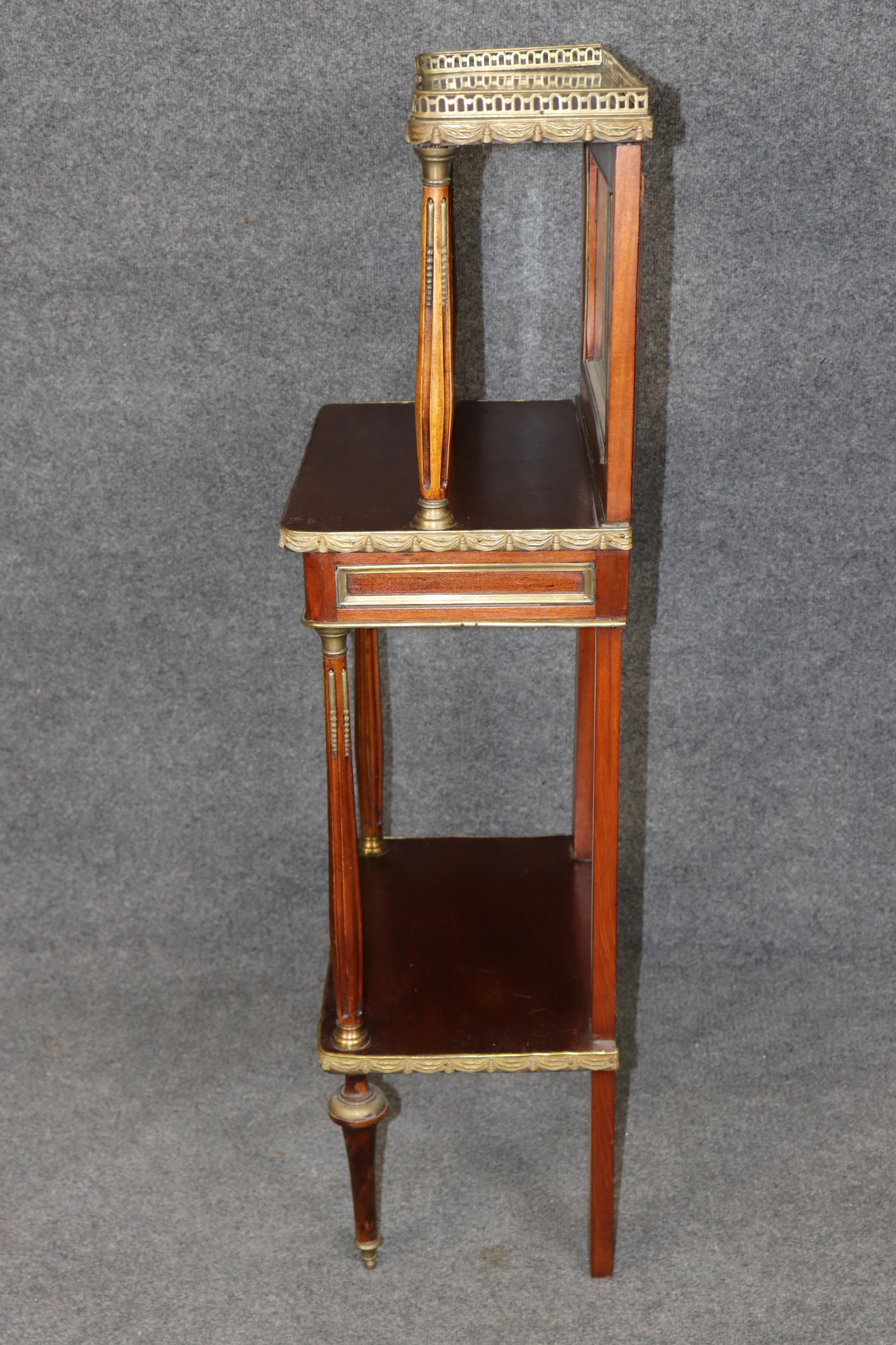 Moulage Petit meuble-lavabo à trois niveaux en laiton de style Louis XVI en vente