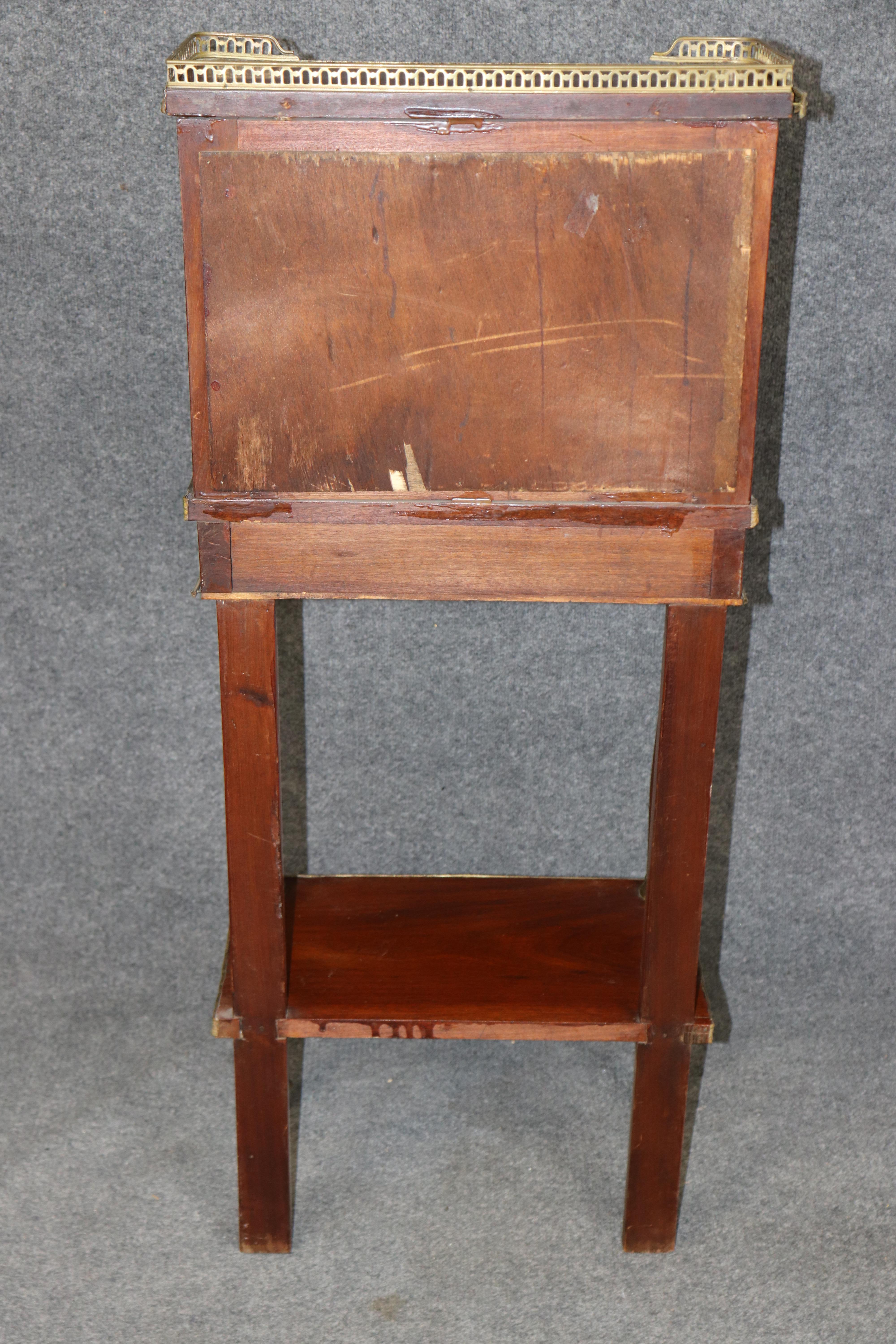 Petit meuble-lavabo à trois niveaux en laiton de style Louis XVI Bon état - En vente à Swedesboro, NJ
