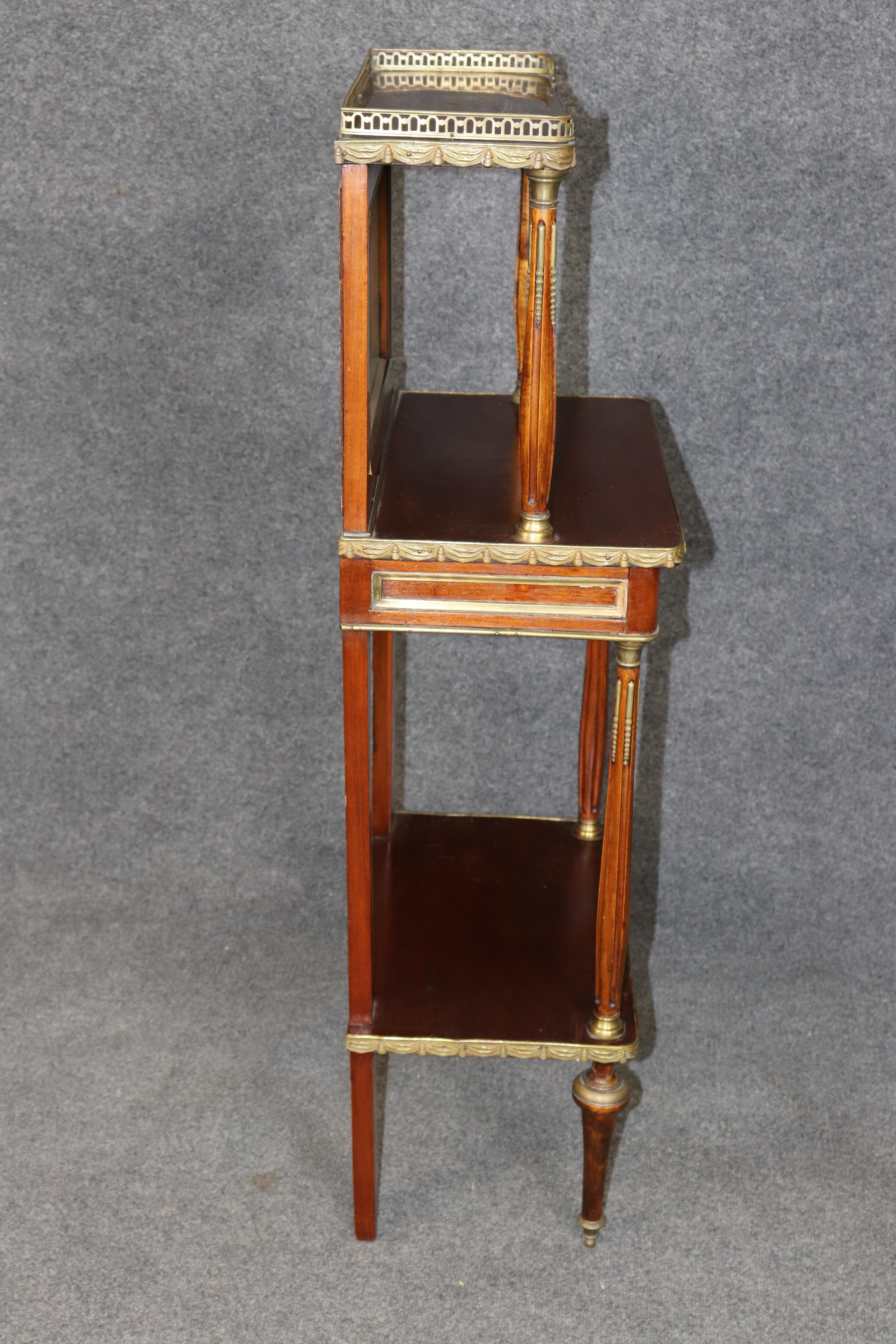 20ième siècle Petit meuble-lavabo à trois niveaux en laiton de style Louis XVI en vente