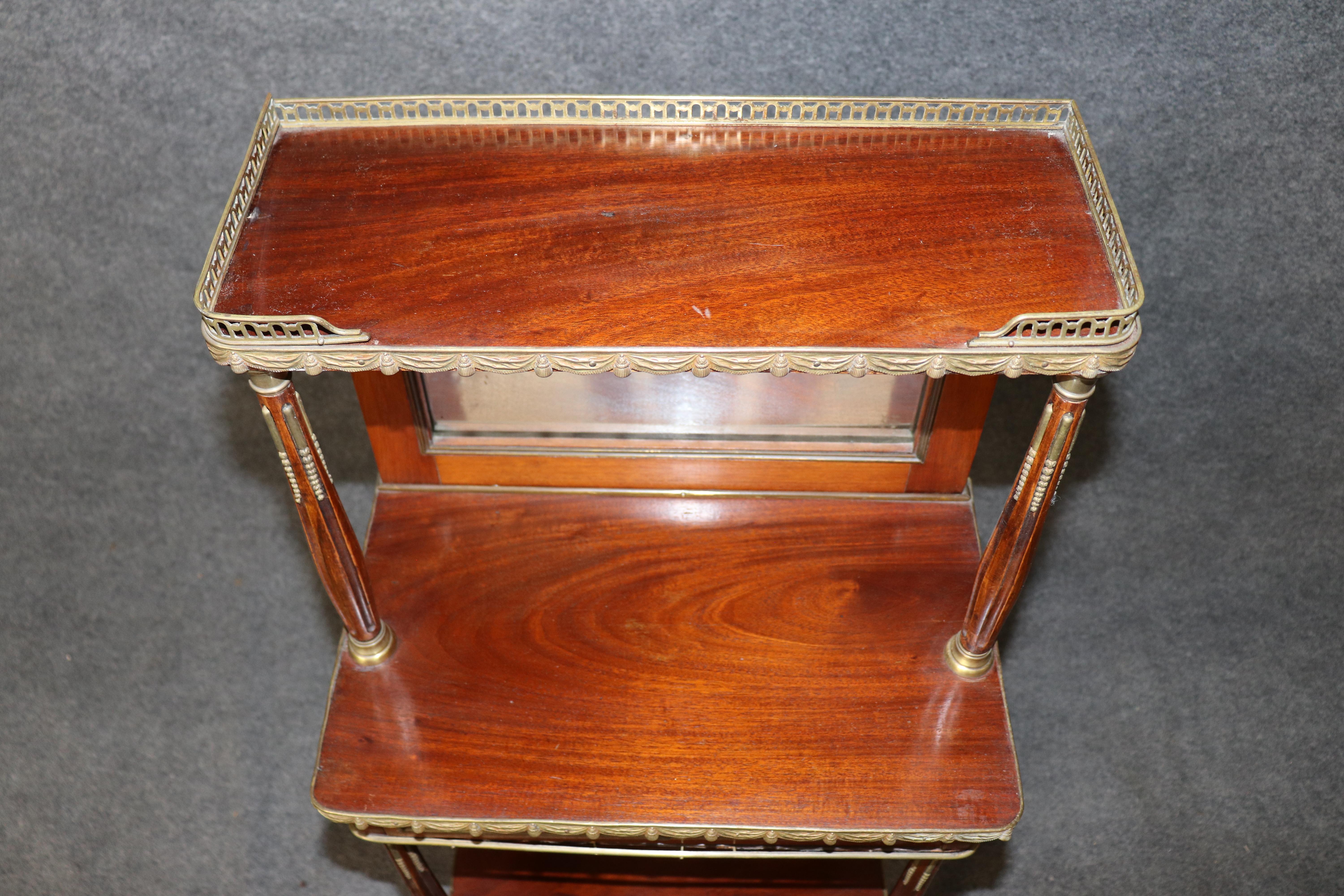 Laiton Petit meuble-lavabo à trois niveaux en laiton de style Louis XVI en vente