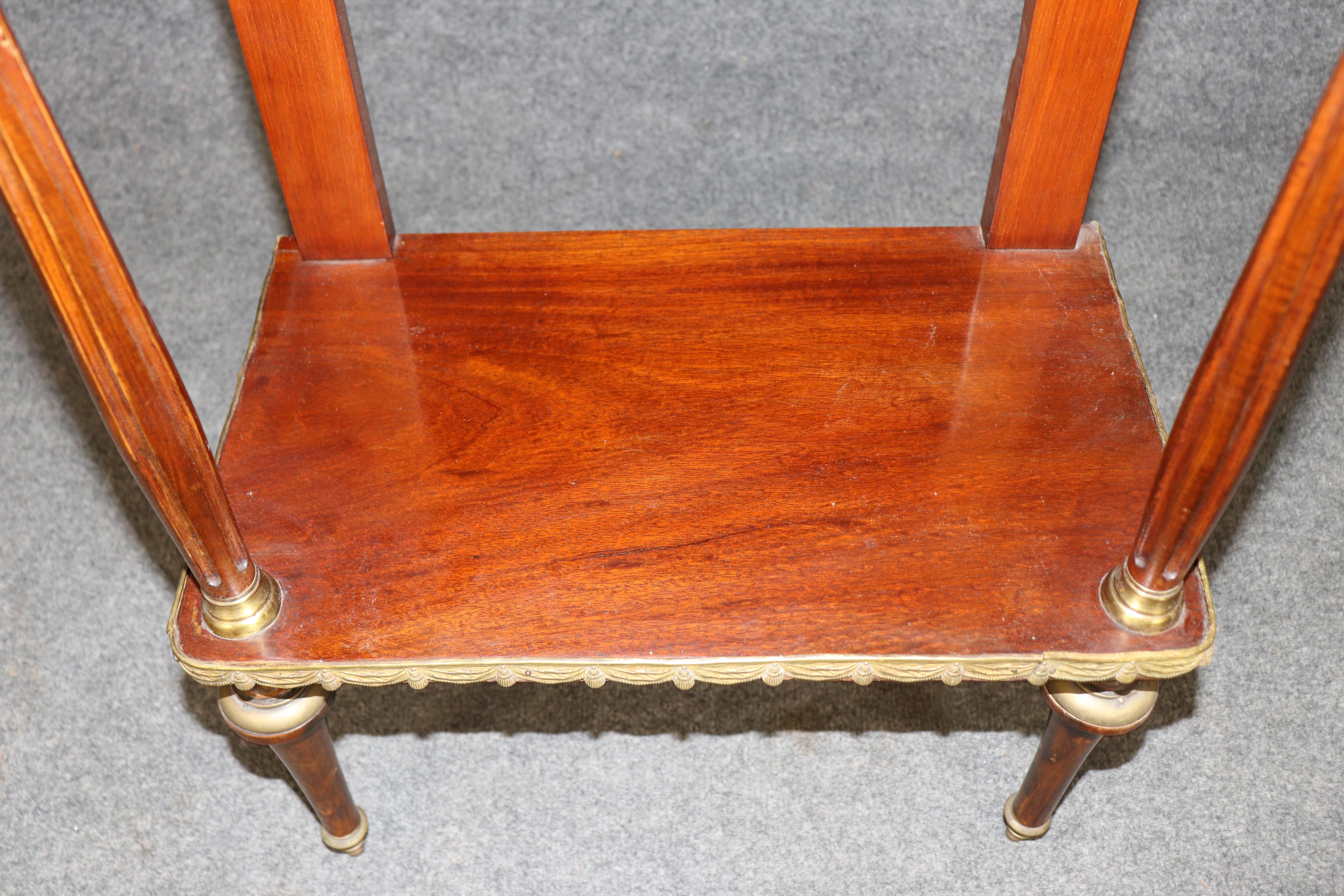 Petit meuble-lavabo à trois niveaux en laiton de style Louis XVI en vente 1