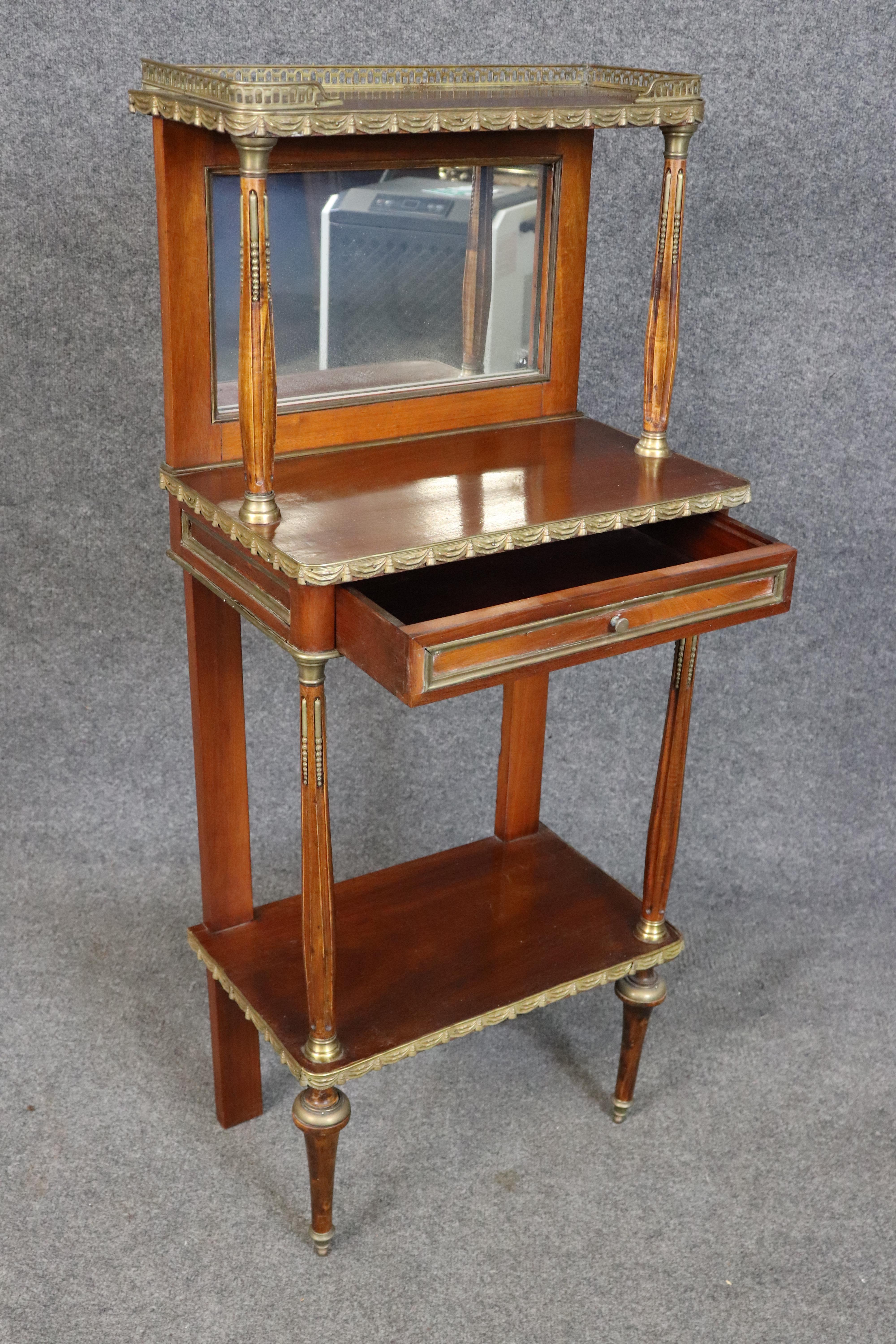 Petit meuble-lavabo à trois niveaux en laiton de style Louis XVI en vente 2