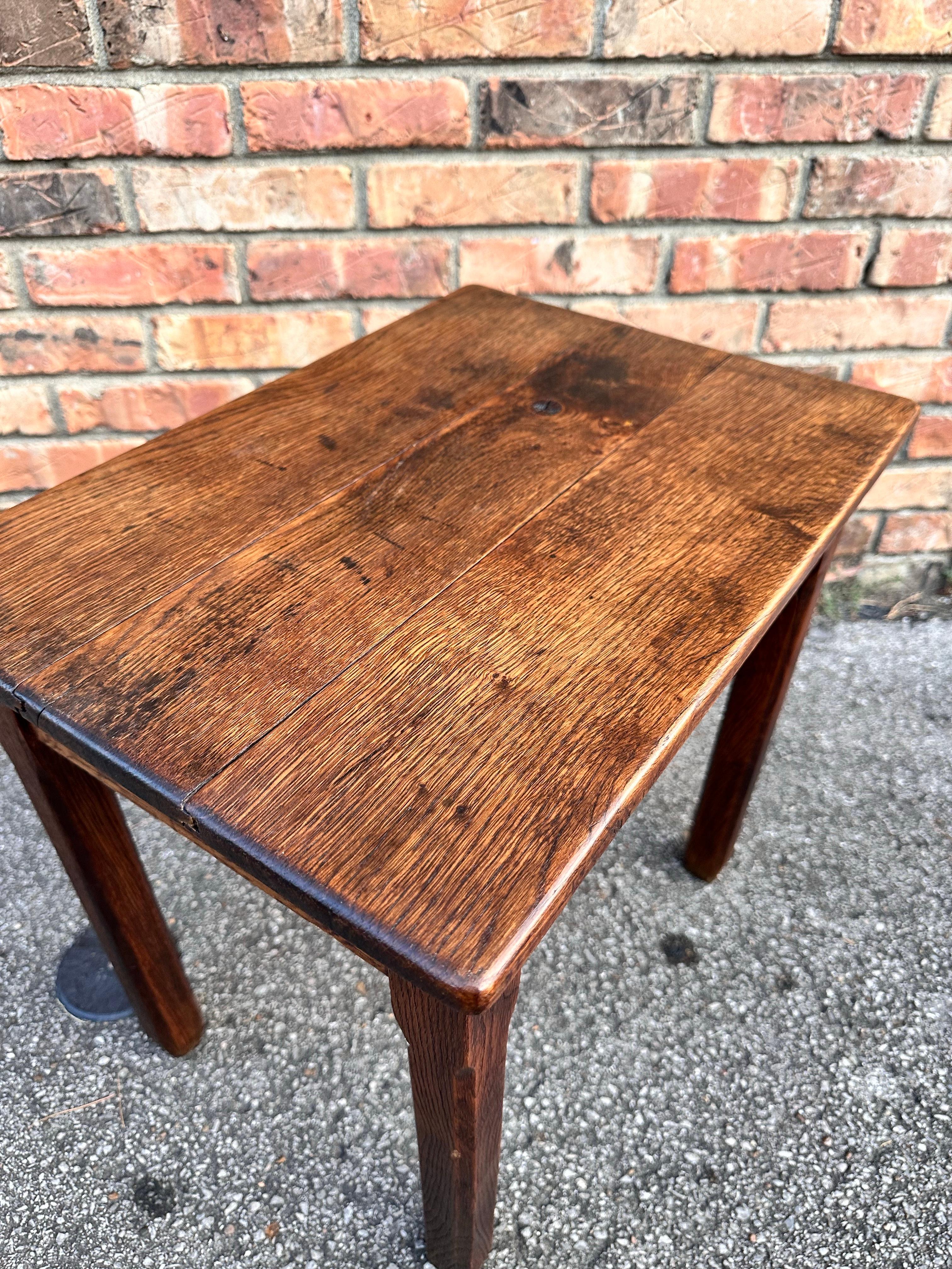 Dieser schöne Beistelltisch aus französischer Eiche ist ein perfektes Akzentstück.
Die Patina ist wunderschön und wird jedem Raum einen Hauch von Reichtum verleihen. 

ABMESSUNGEN
19,5ʺB × 14ʺD × 18,5ʺH