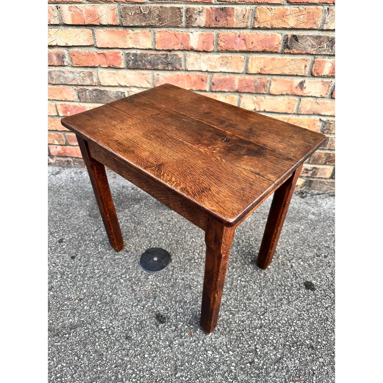 Petite French Oak Beistelltisch im Zustand „Gut“ in Nashville, TN