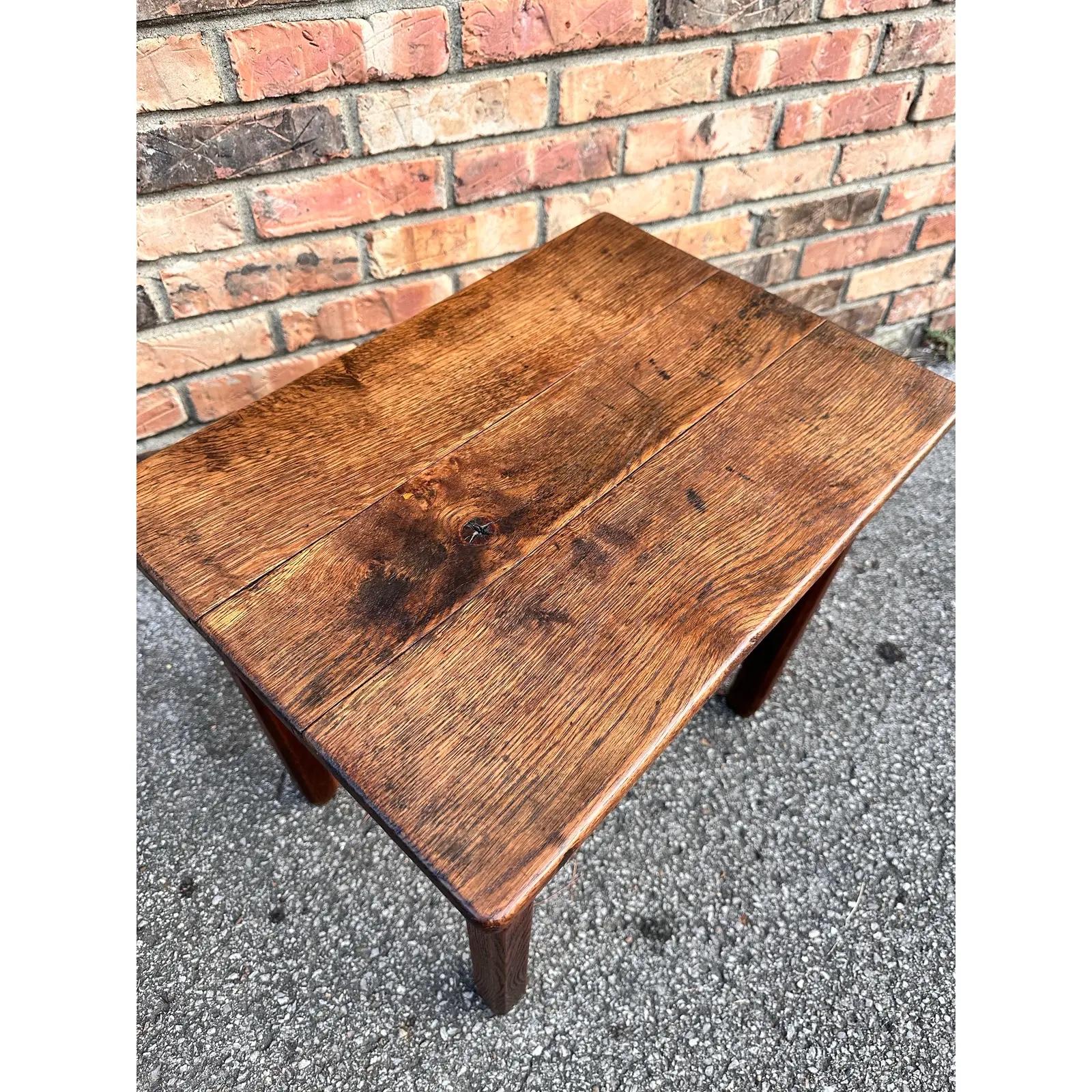 Petite French Oak Beistelltisch (Mittleres 19. Jahrhundert)
