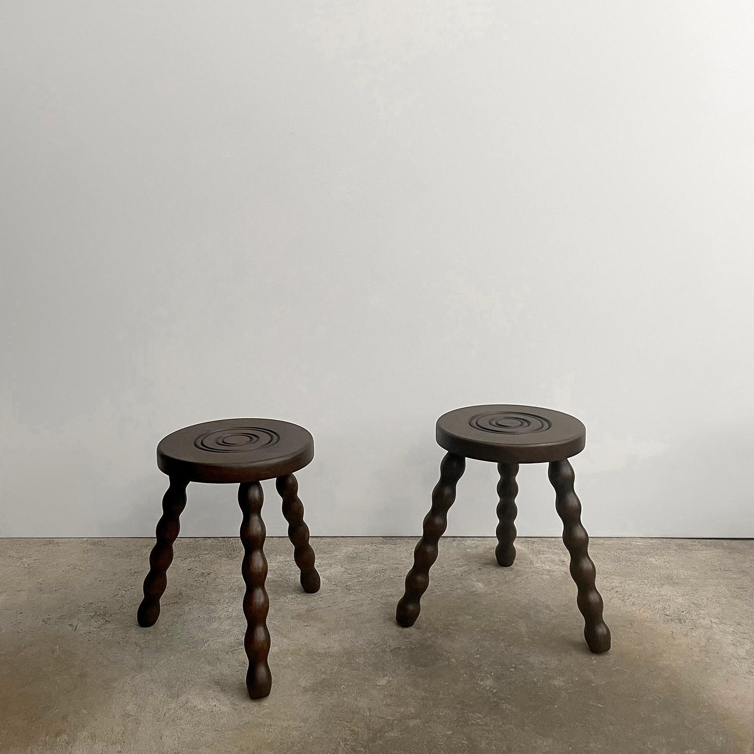 Petite French Oak Tripod Stool In Good Condition For Sale In Los Angeles, CA