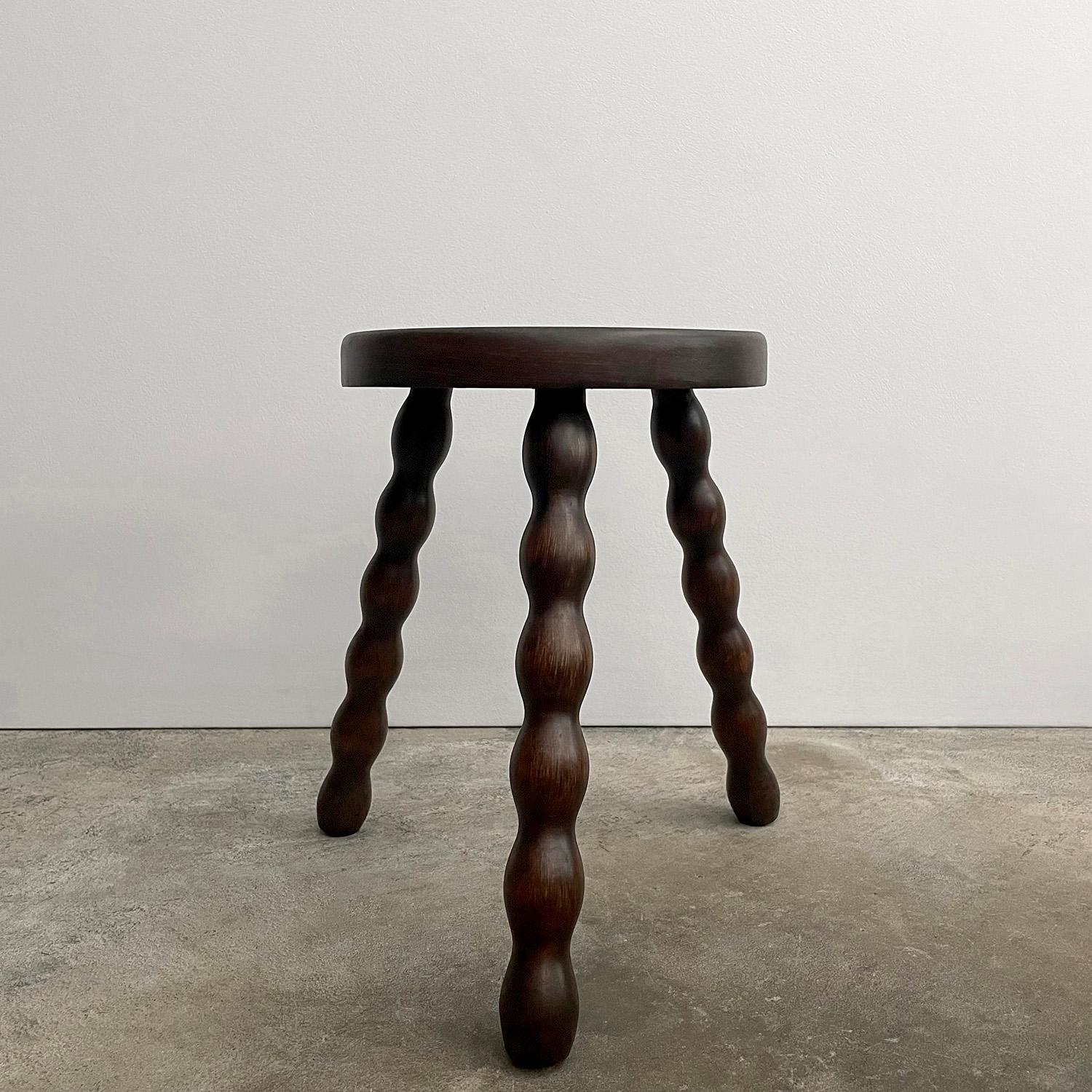 Petit tabouret tripode en Oak Oak français en vente 2