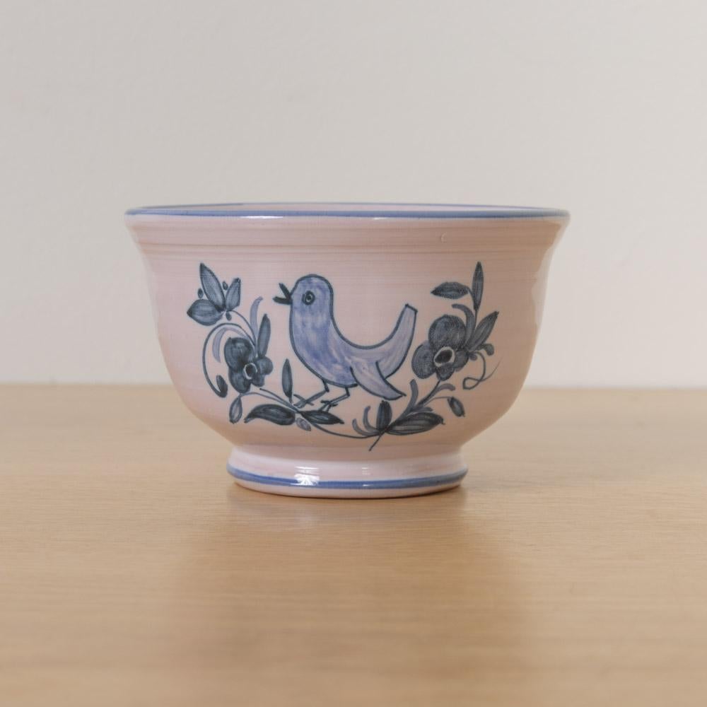 Magnifique petit bol en céramique peint, France, années 1950. Plat circulaire blanc avec motif d'oiseau peint en bleu. Signé au verso. Parfait comme fourre-tout ou pièce décorative.