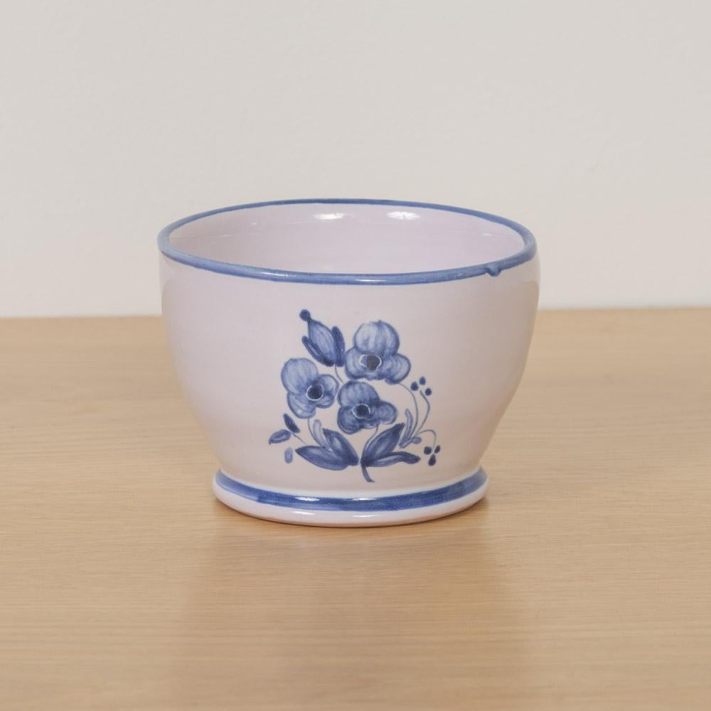 Magnifique petit bol en céramique peint, France, années 1950. Plat circulaire blanc avec motif de fleurs peint en bleu. Signé au verso. Parfait comme fourre-tout ou pièce décorative.