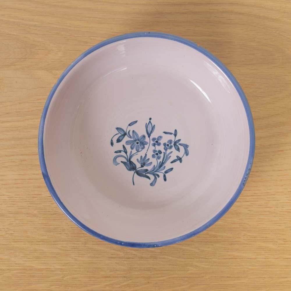 Schöne bemalte kleine Keramikschale aus Frankreich, 1950er Jahre. Weiße runde Schale mit blau gemaltem Blumenmotiv. Auf der Unterseite signiert. Perfekt als Auffangbehälter oder Dekorationsstück.