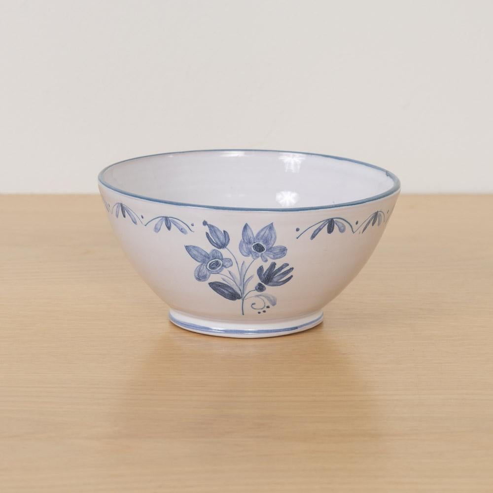 Precioso cuenco pequeño de cerámica pintada procedente de Francia, años 50. Cuenco circular blanco con motivos florales pintados de azul. Firmado en la parte inferior. Perfecta como cajón de sastre o pieza decorativa.