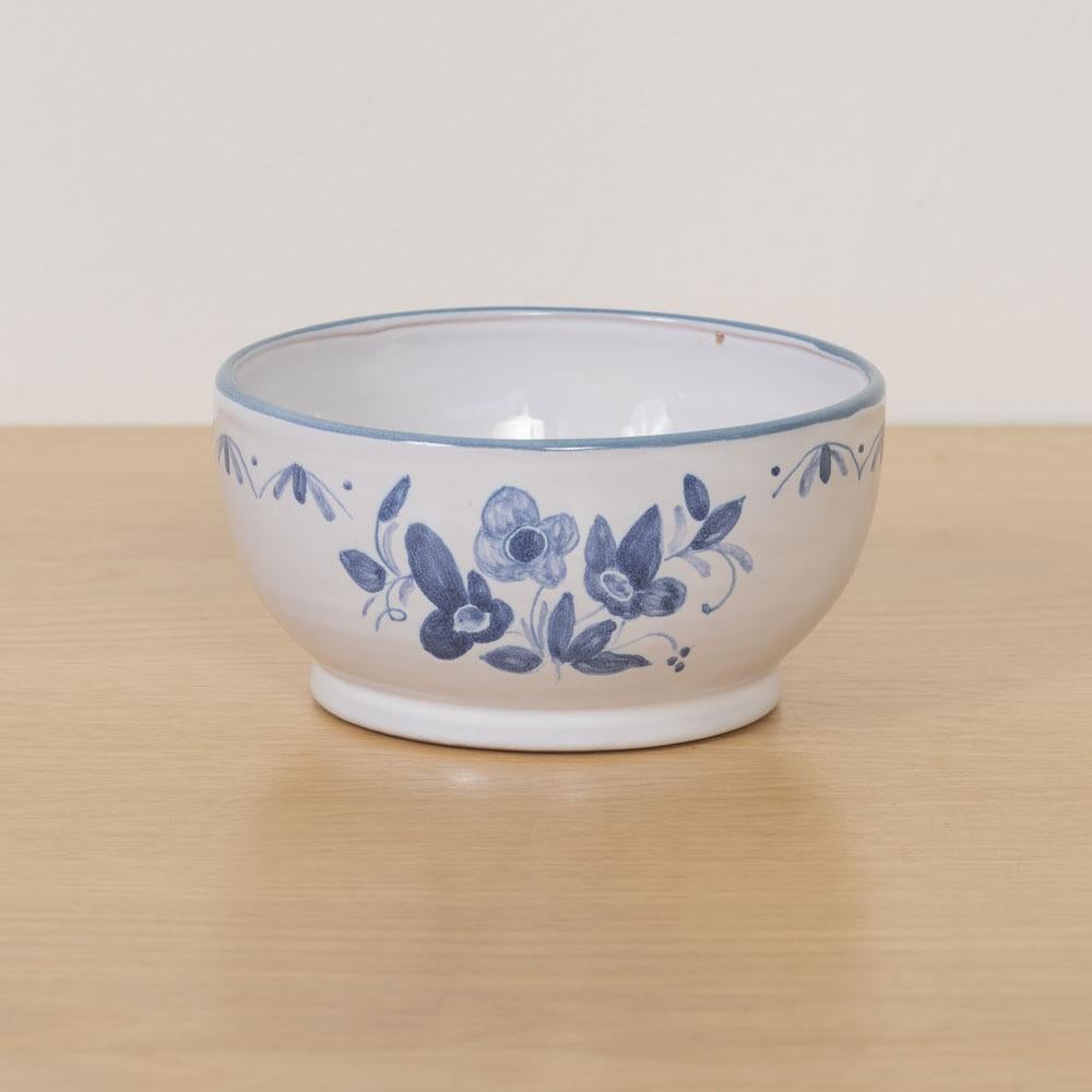 Schöne bemalte kleine Keramikschale aus Frankreich, 1950er Jahre. Weiße runde Schale mit blau gemaltem Blumenmotiv. Auf der Unterseite signiert. Perfekt als Auffangbehälter oder Dekorationsstück. 