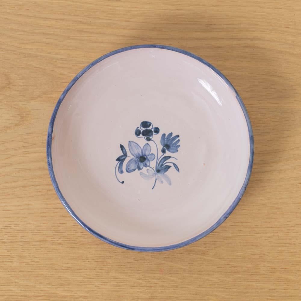 Magnifique petite assiette en céramique peinte, France, années 1950. Assiette circulaire blanche avec motif de fleurs peint en bleu. Signé au verso. Parfait comme fourre-tout ou pièce décorative.