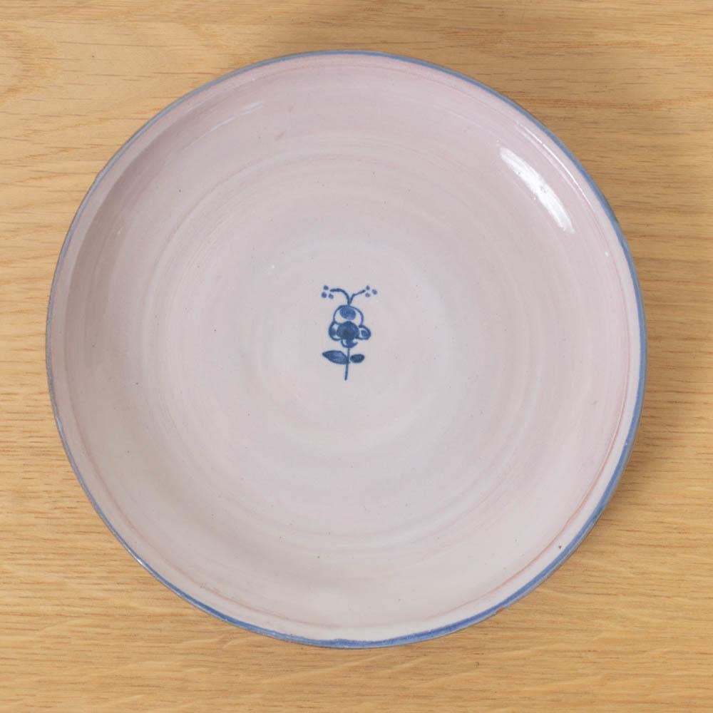 Precioso plato pequeño de cerámica pintada procedente de Francia, años 50. Plato circular blanco con motivo floral pintado de azul. Firmado en la parte inferior. Perfecta como cajón de sastre o pieza decorativa.