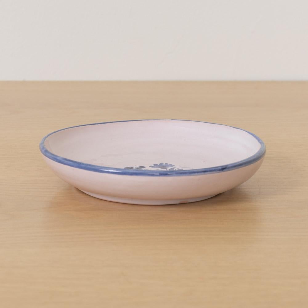 Petite assiette peinte française Bon état - En vente à Los Angeles, CA