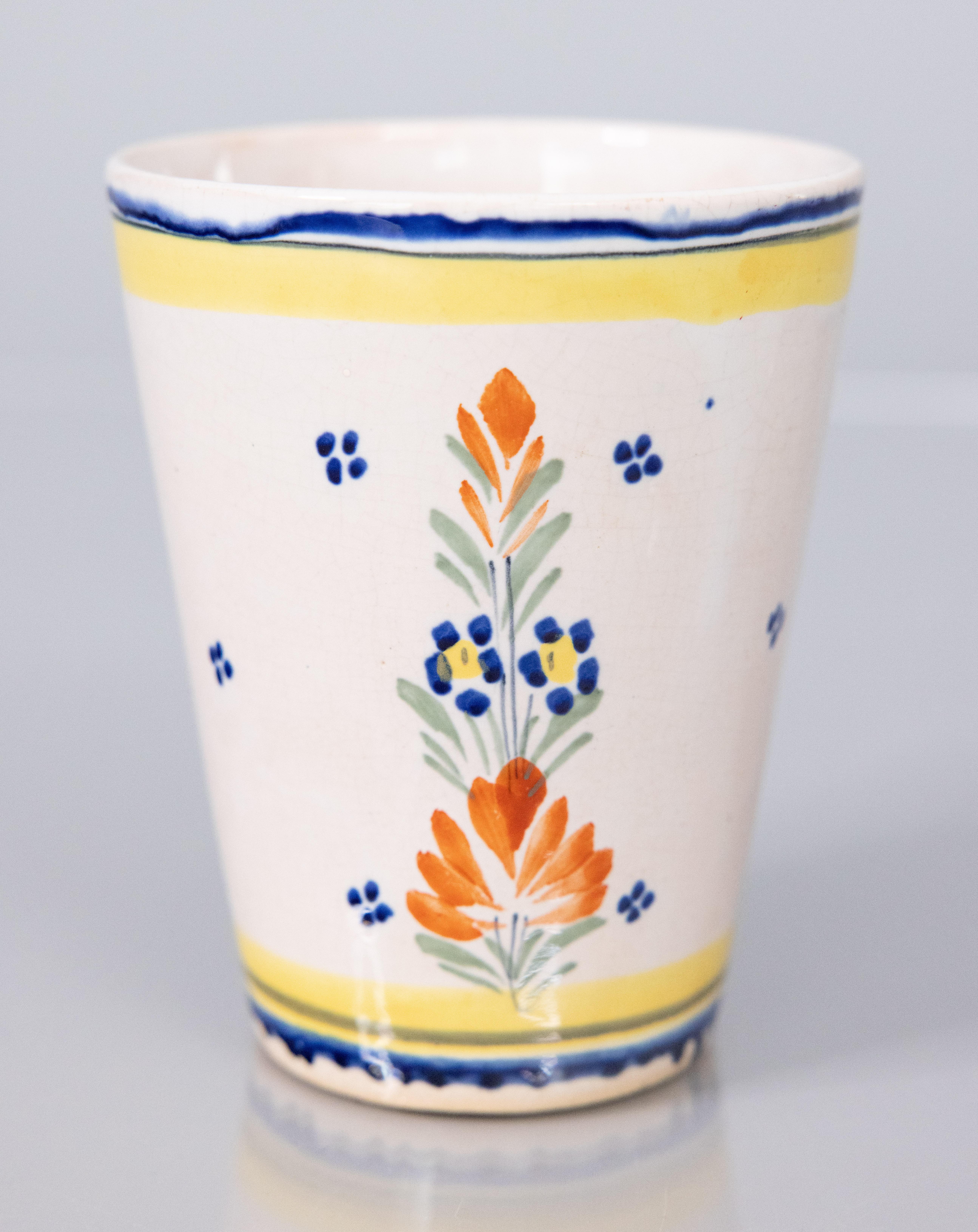 Charmanter Übertopf aus französischer Fayence aus Quimper mit einem handgemalten bretonischen Mann, umgeben von einem Blumenmuster, um 1930. Herstellermarke auf der Rückseite.

Abmessungen
3,6ʺB × 3,6ʺD × 4,5ʺH