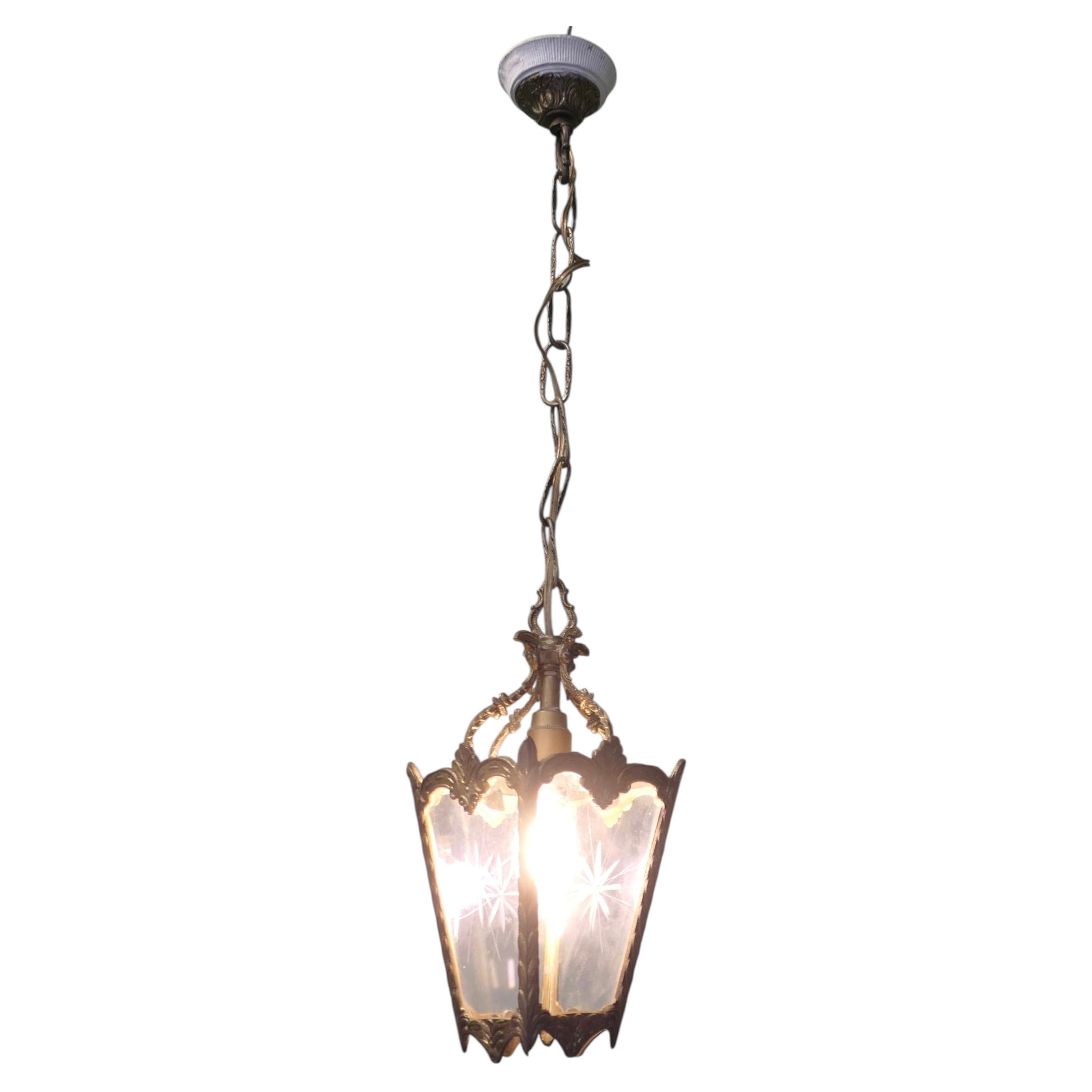 Petite lanterne d'entrée de style French Rococo. Une lanterne en laiton d'une qualité exceptionnelle. en vente