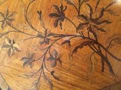 Petite table d'appoint française avec marqueterie