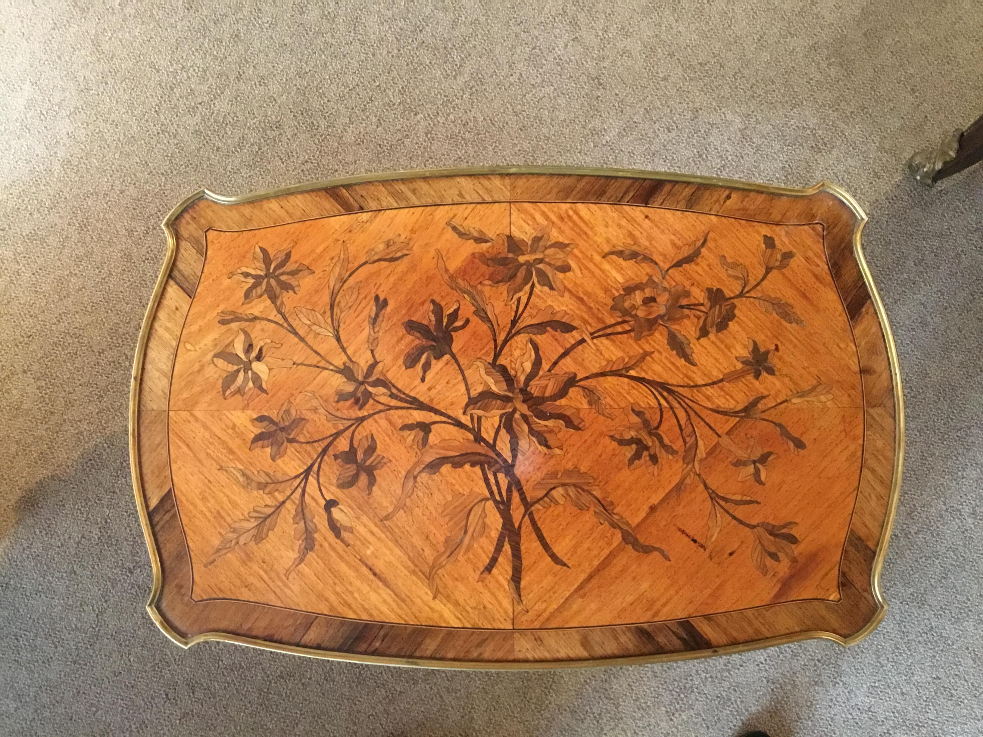 Petite French Side Table with Marquetry Inlay In Good Condition For Sale In Houston, TX